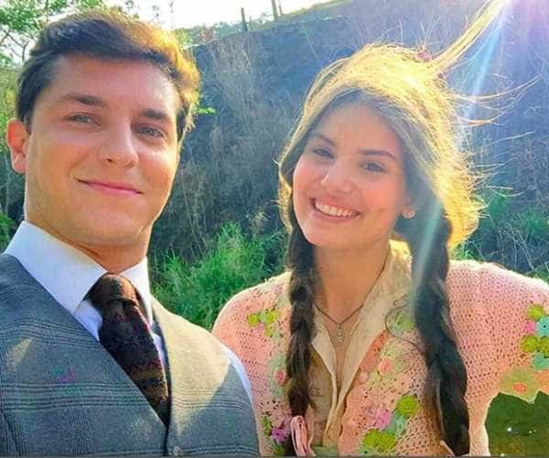 Camila Queiroz e Klebber celebram 1 ano de namoro; veja fotos