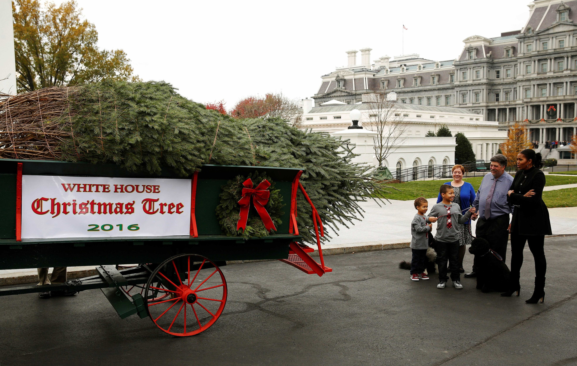Michelle Obama dá as boas-vindas à árvore de Natal na Casa Branca