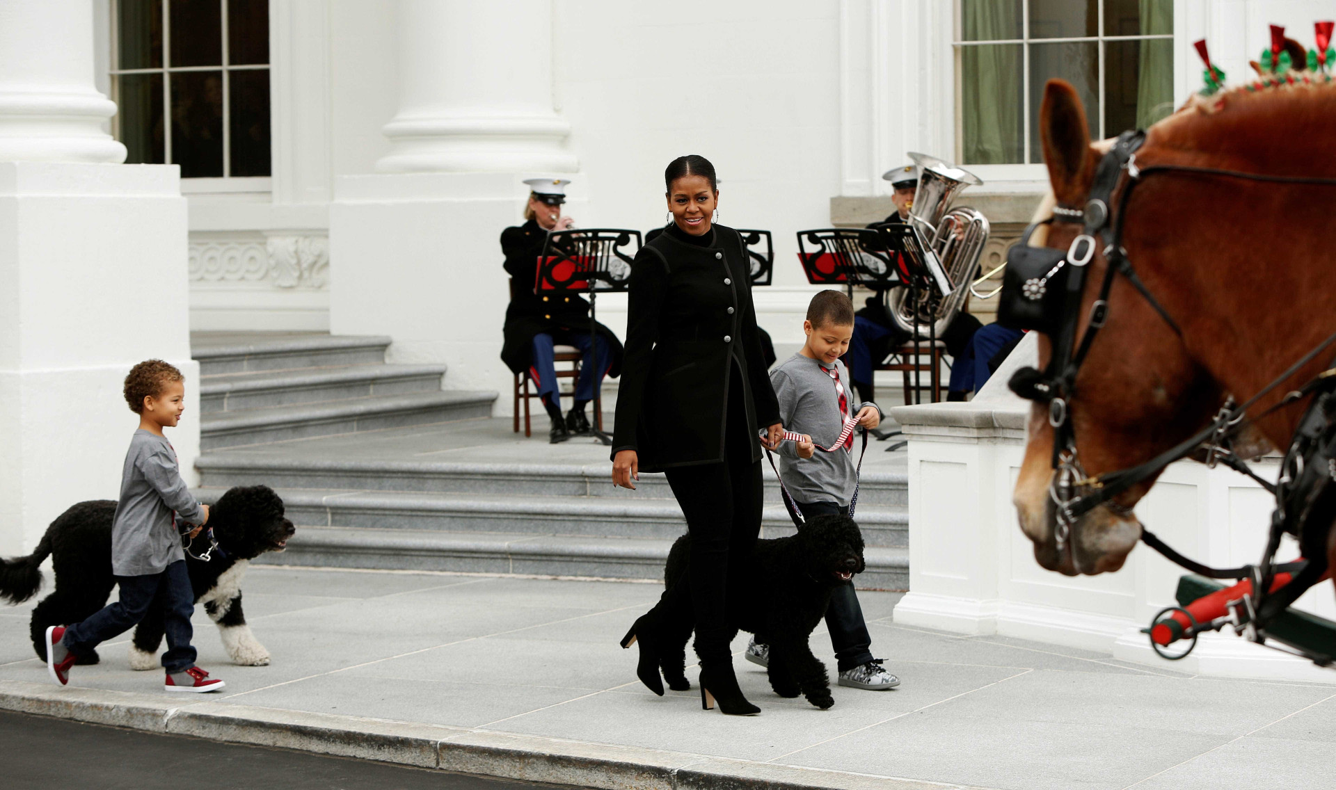 Michelle Obama dá as boas-vindas à árvore de Natal na Casa Branca