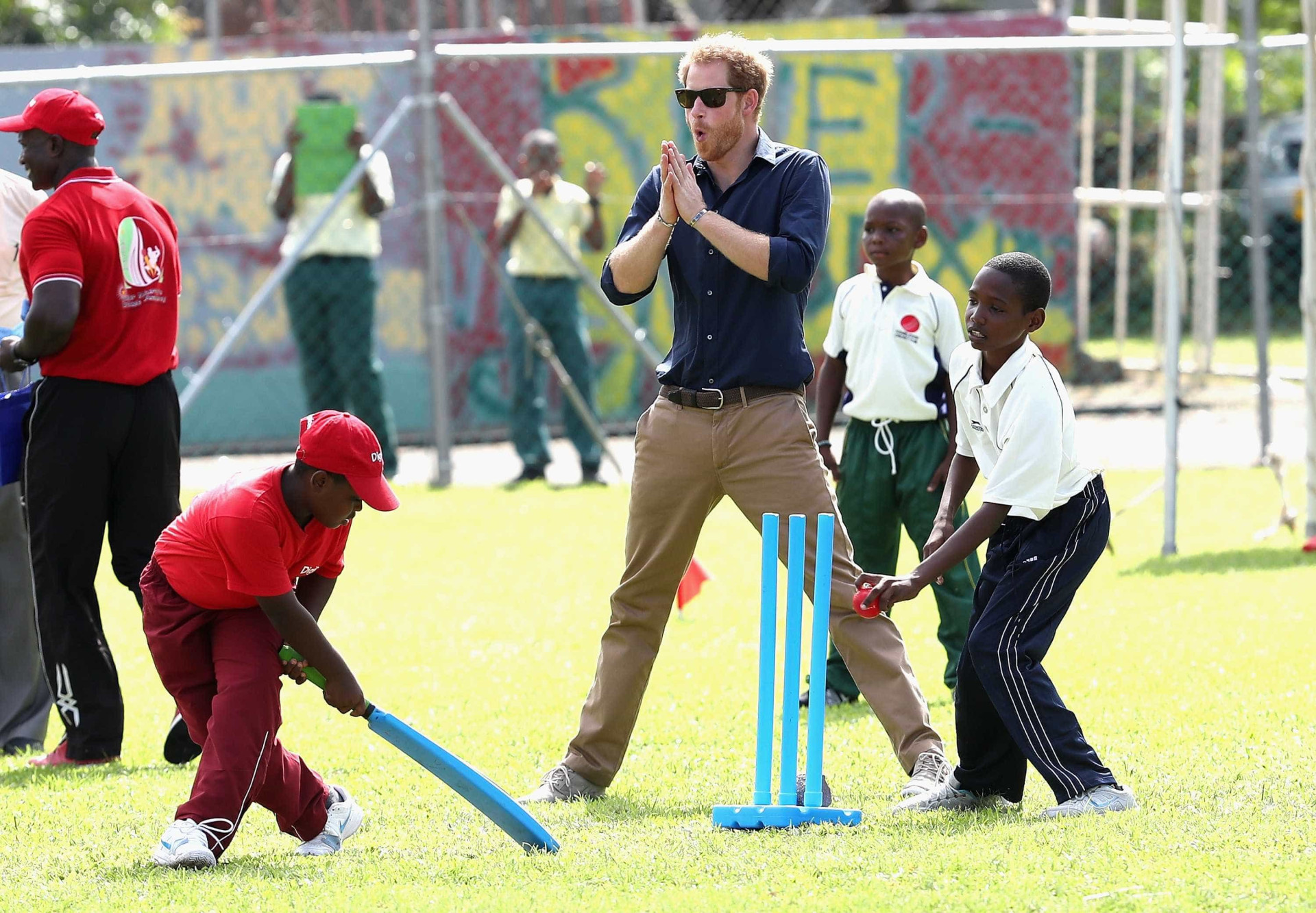 Príncipe Harry joga cricket com crianças em viagem ao Caribe