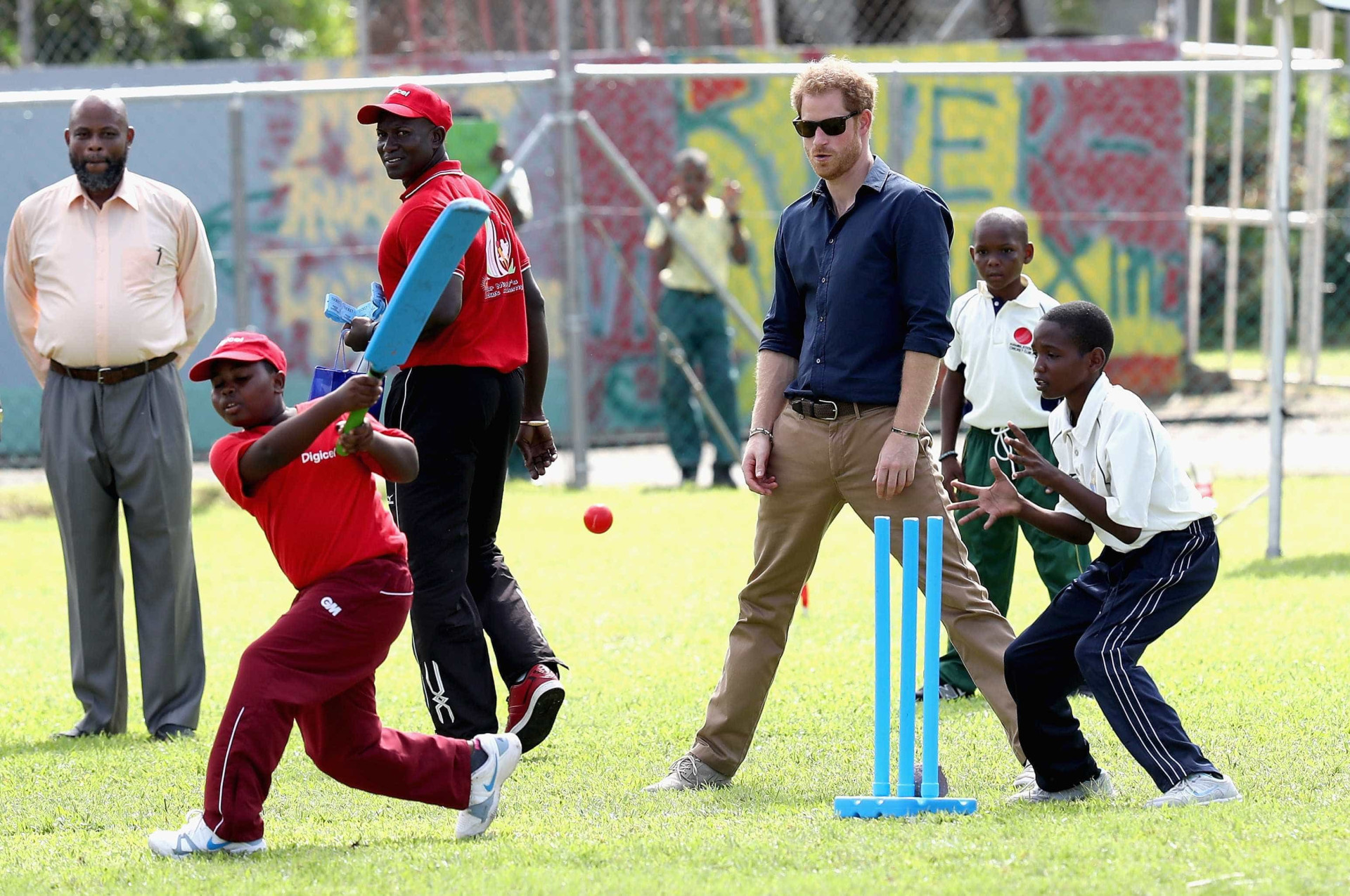 Príncipe Harry joga cricket com crianças em viagem ao Caribe