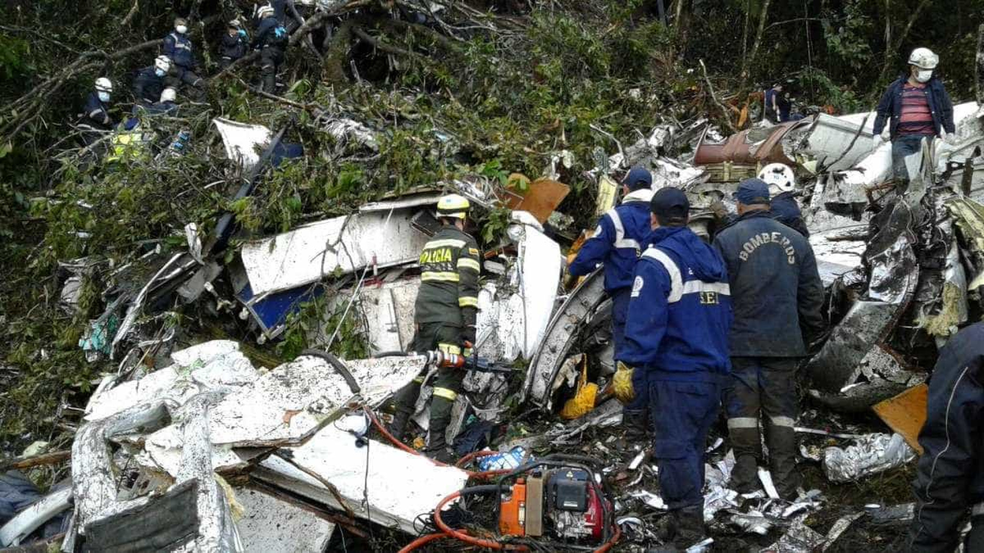 Polícia divulga imagens do resgate de acidente com avião da Chape