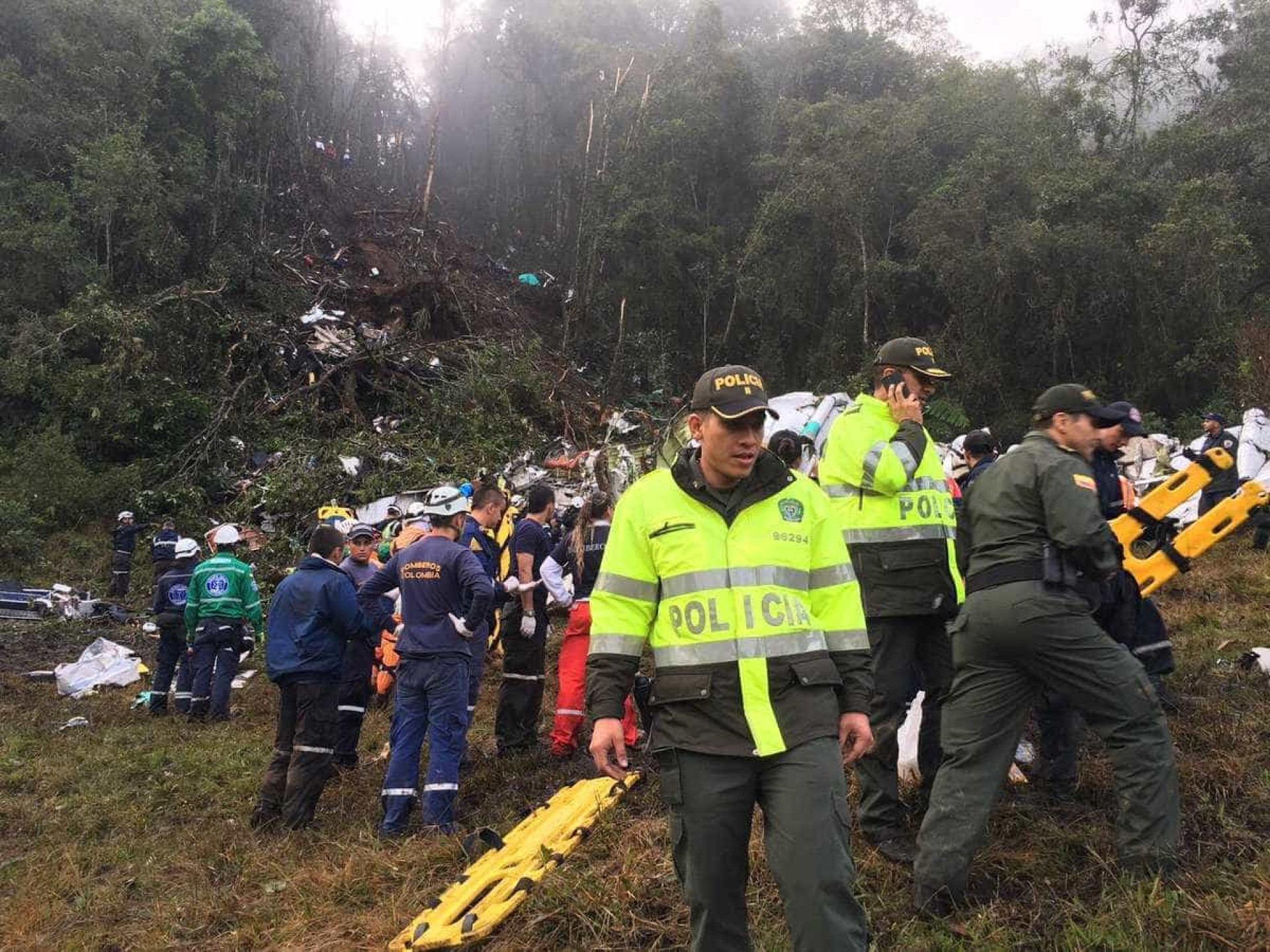 Polícia divulga imagens do resgate de acidente com avião da Chape