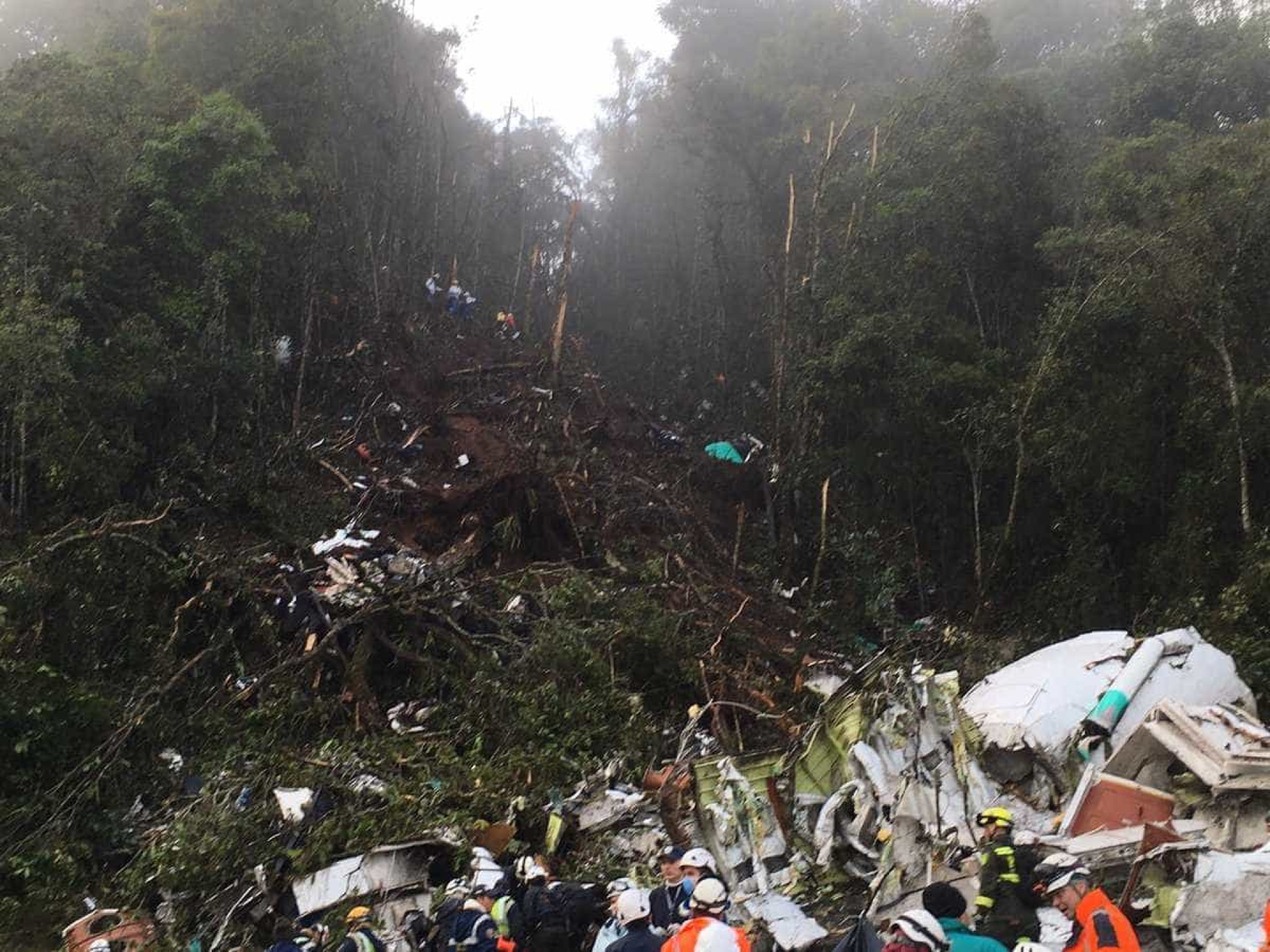 Polícia divulga imagens do resgate de acidente com avião da Chape