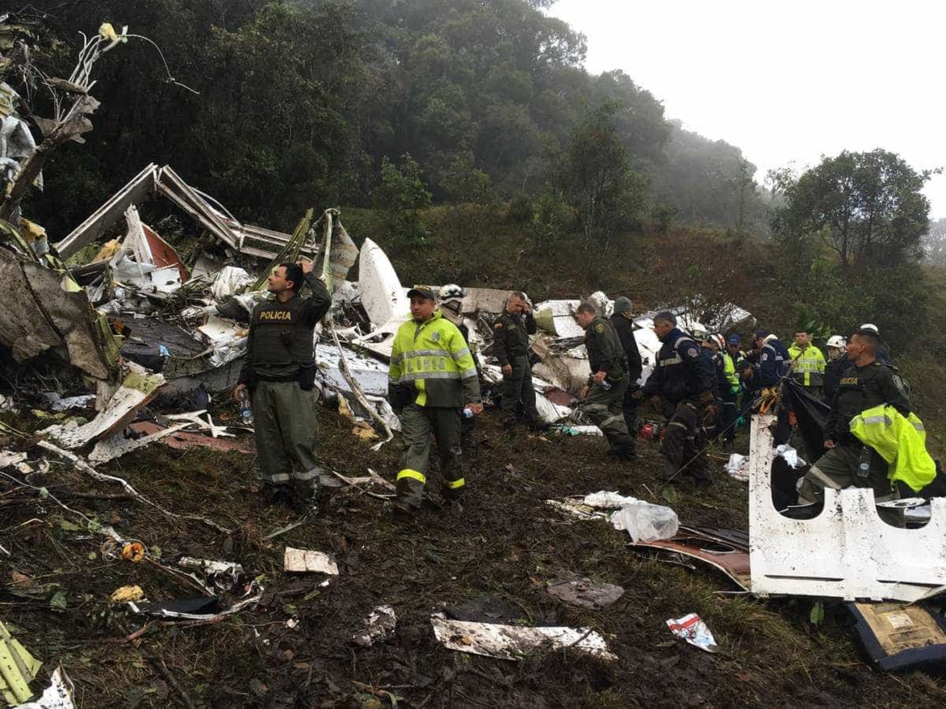 Polícia divulga imagens do resgate de acidente com avião da Chape