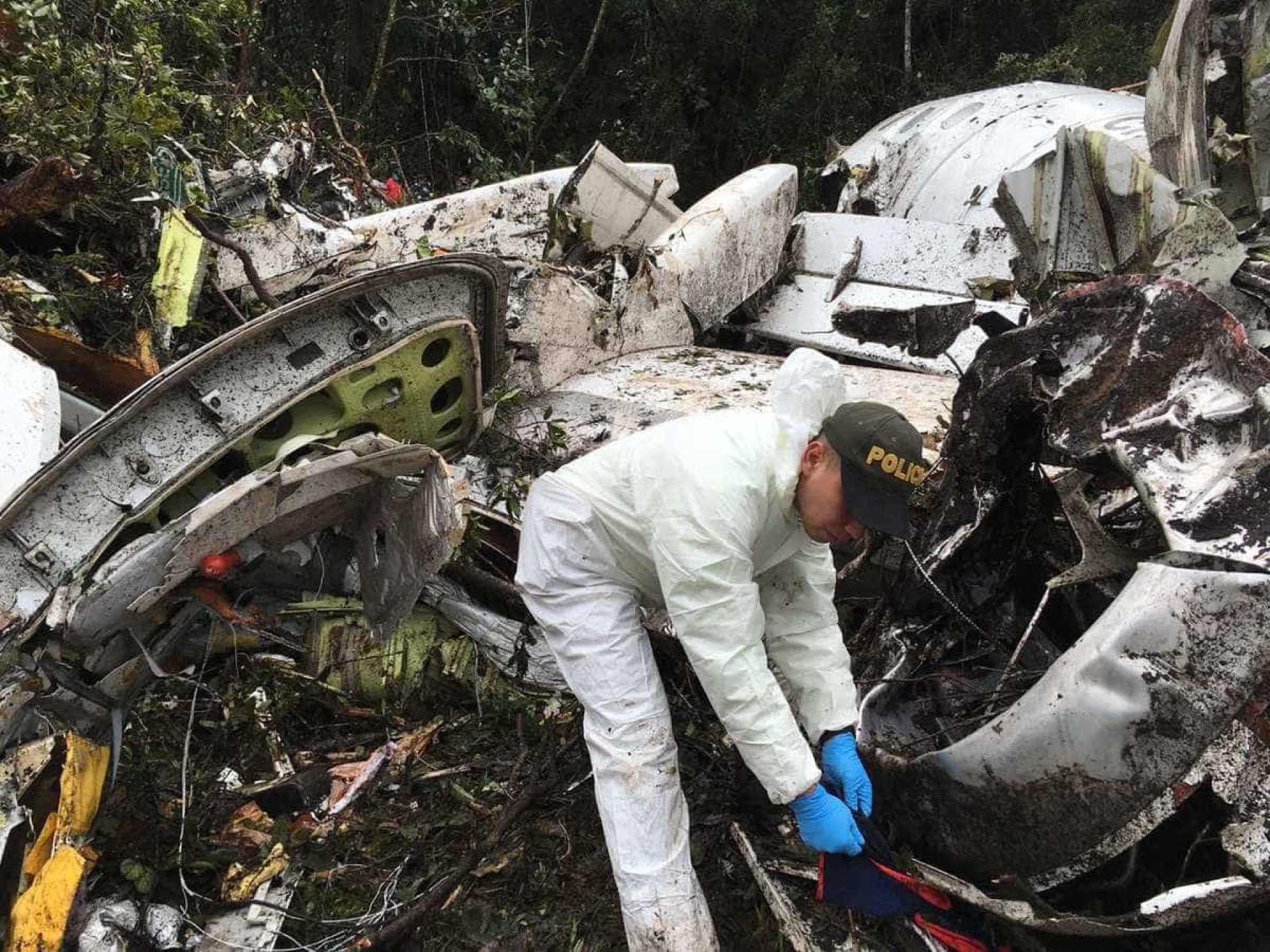 Polícia divulga imagens do resgate de acidente com avião da Chape