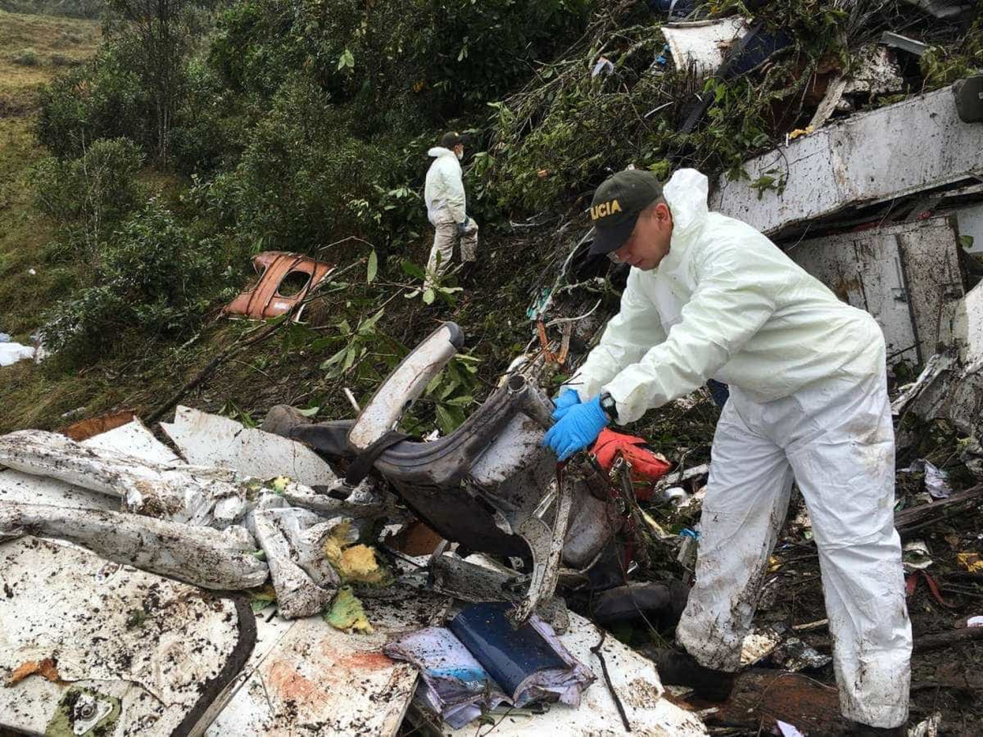 Polícia divulga imagens do resgate de acidente com avião da Chape