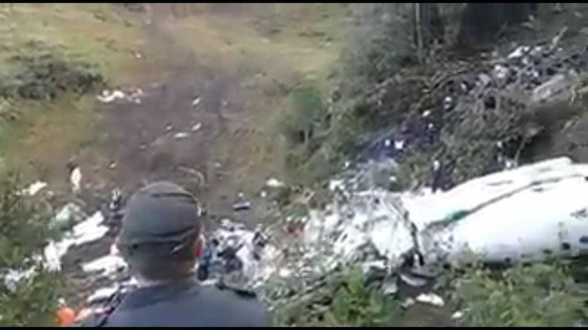 Polícia divulga imagens do resgate de acidente com avião da Chape