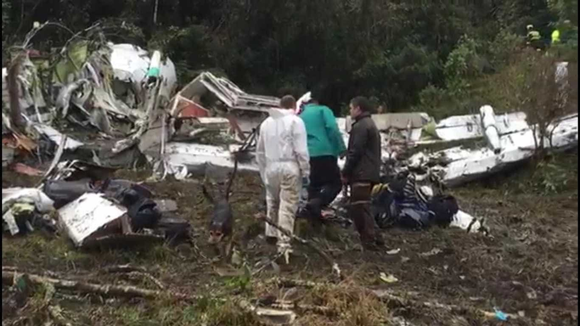 Polícia divulga imagens do resgate de acidente com avião da Chape