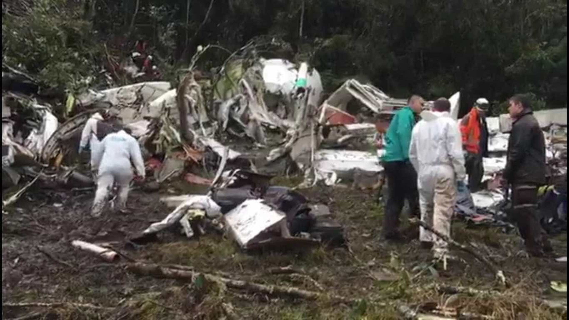 Polícia divulga imagens do resgate de acidente com avião da Chape