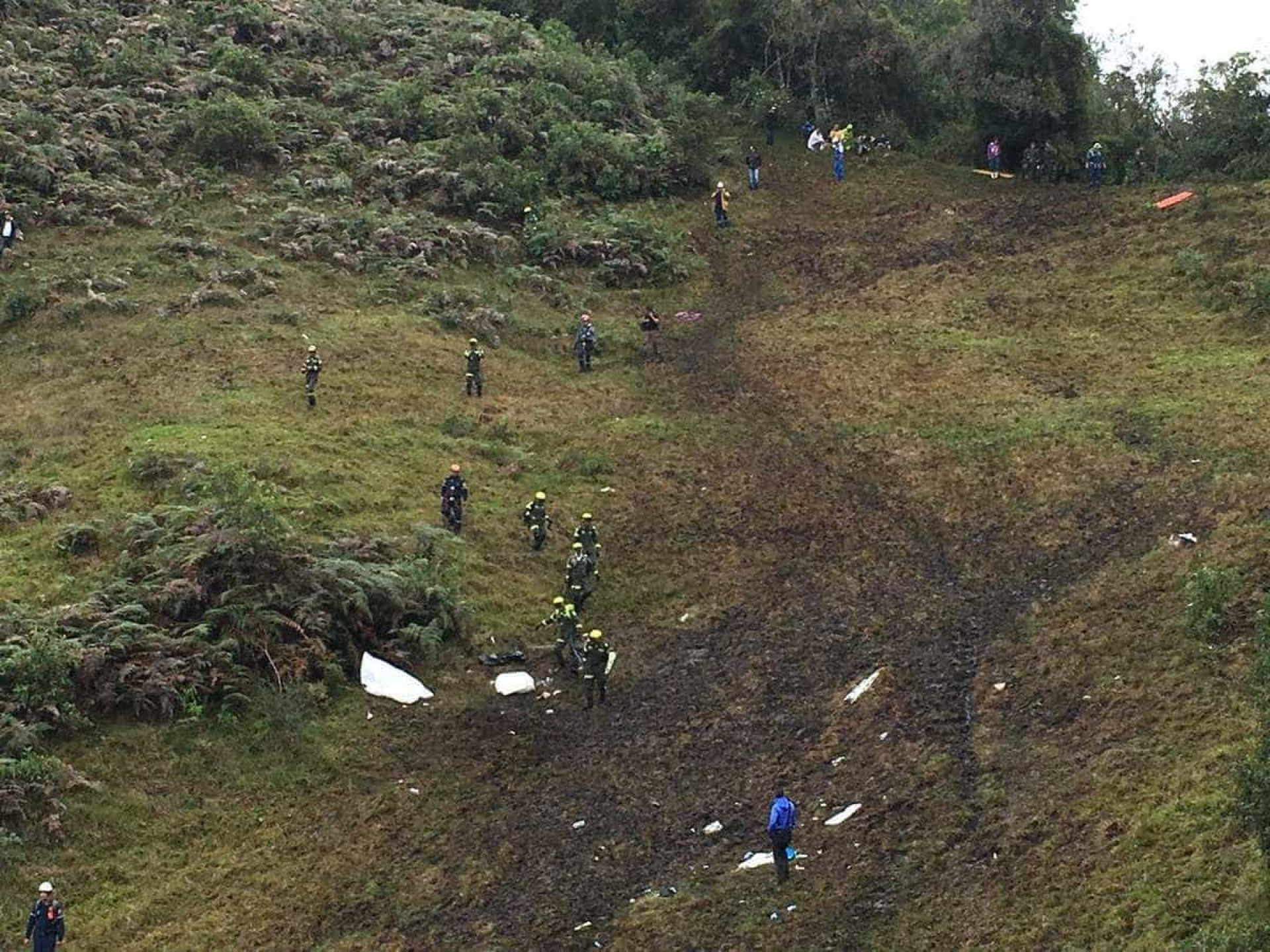 Polícia divulga imagens do resgate de acidente com avião da Chape