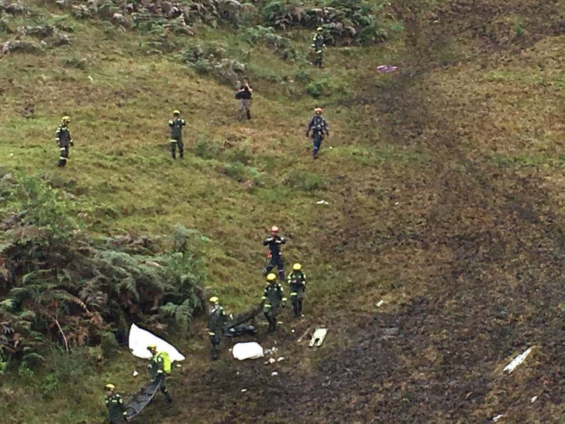 Polícia divulga imagens do resgate de acidente com avião da Chape