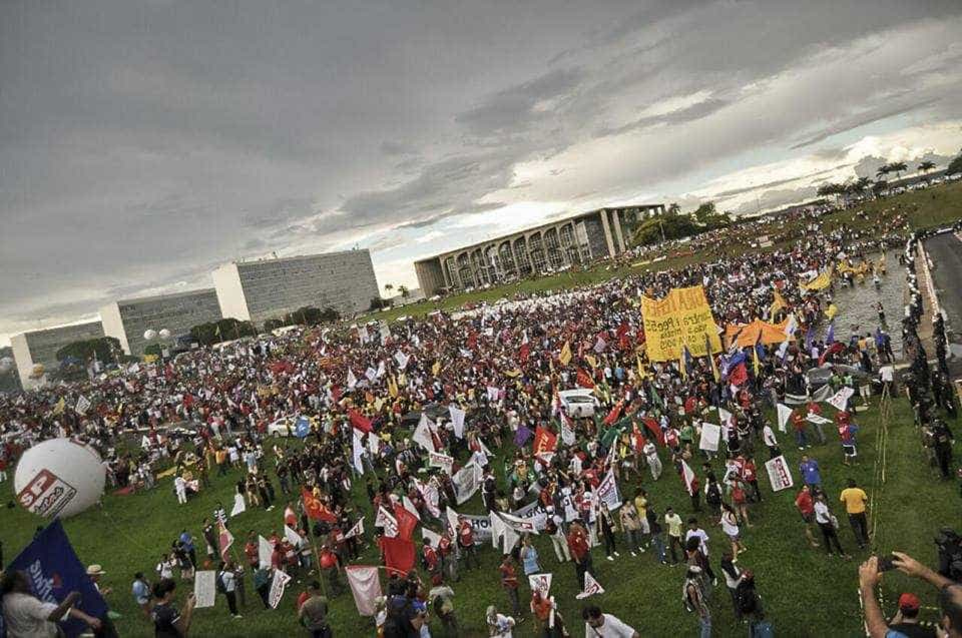 Milhares de manifestantes protestam em Brasília contra PEC 55