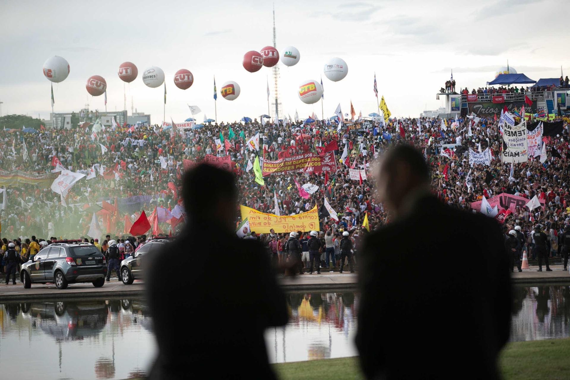 Milhares de manifestantes protestam em Brasília contra PEC 55