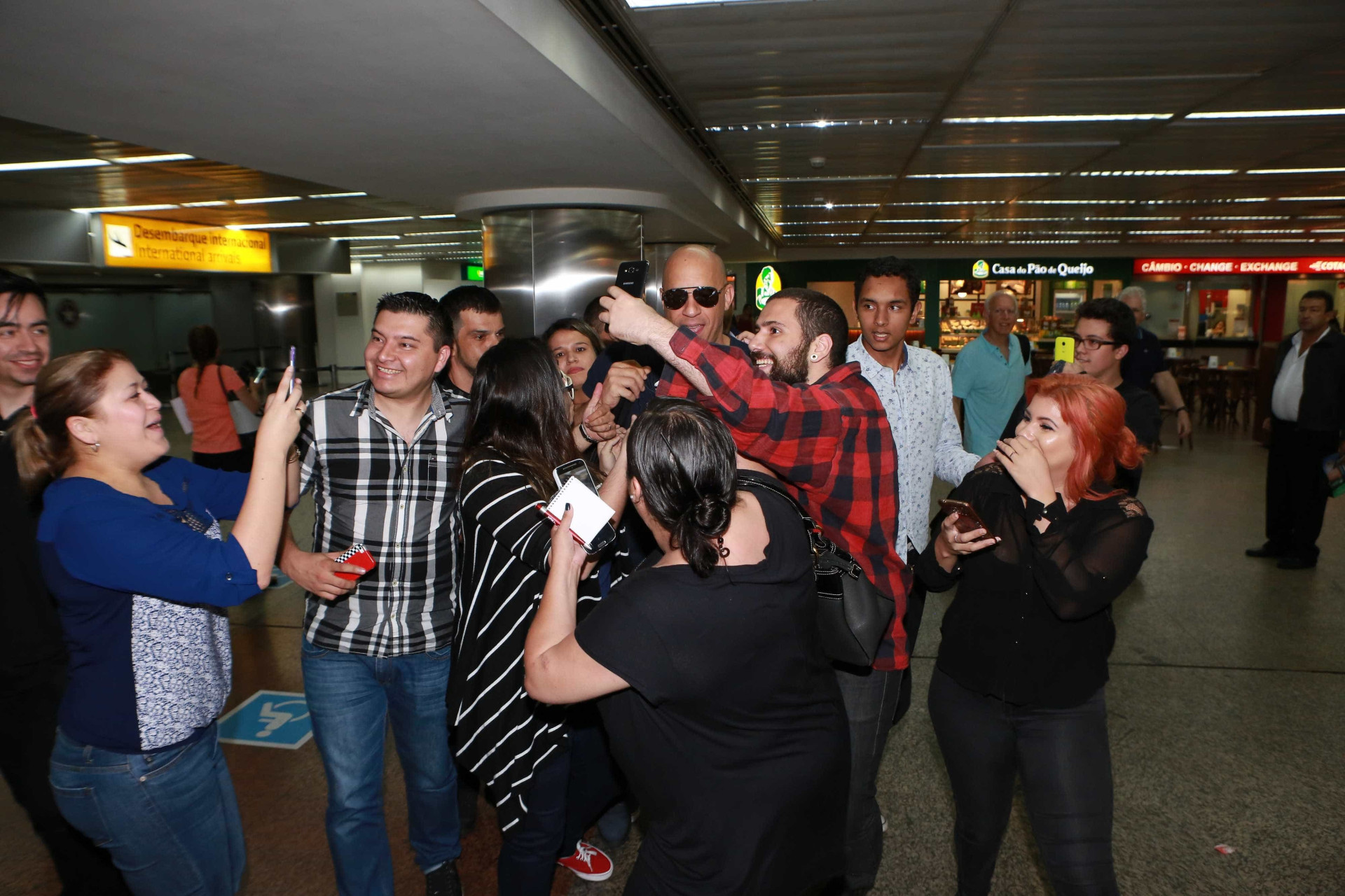 Vin Diesel chega ao Brasil e curte balada em São Paulo;
confira
