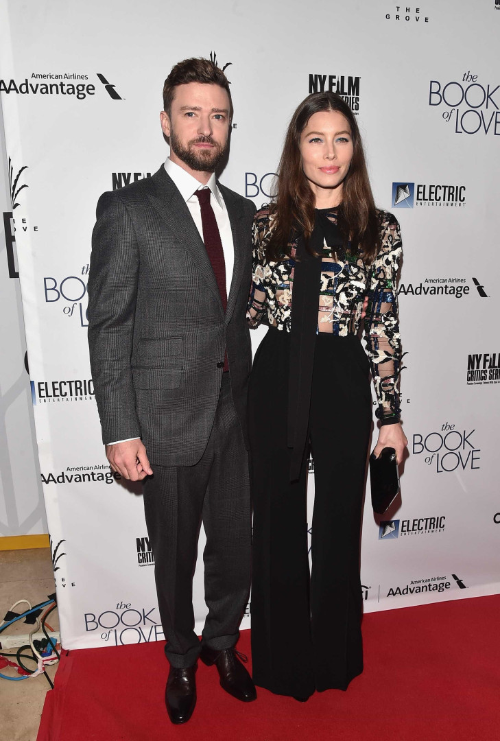 Justin Timberlake posa junto da esposa no tapete vermelho