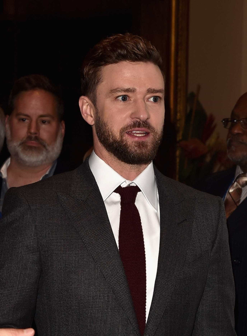 Justin Timberlake posa junto da esposa no tapete vermelho