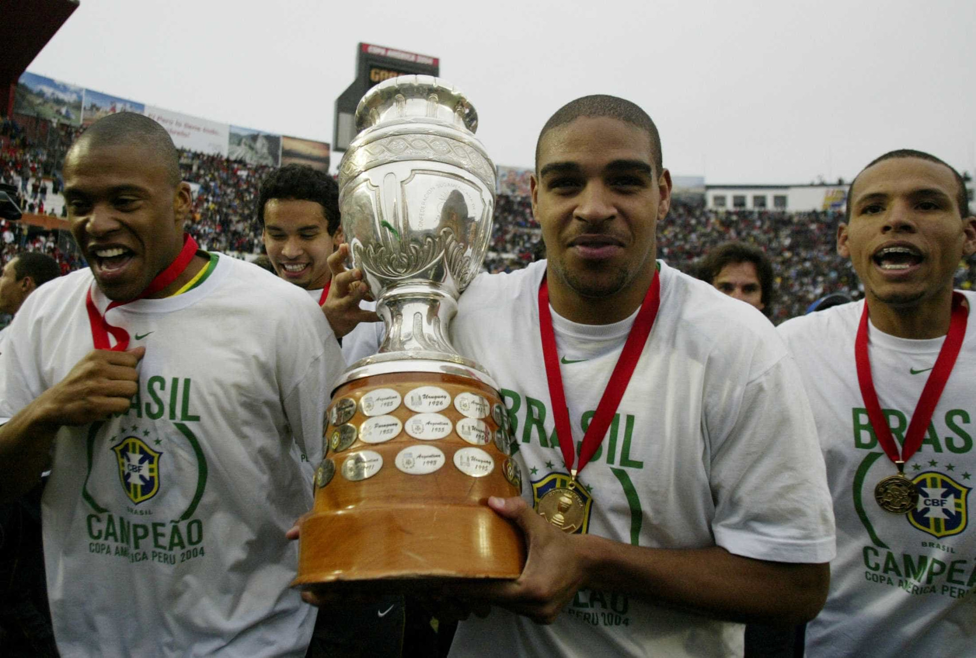 Adriano completa 35 anos nesta sexta;
a carreira do Imperador em fotos
