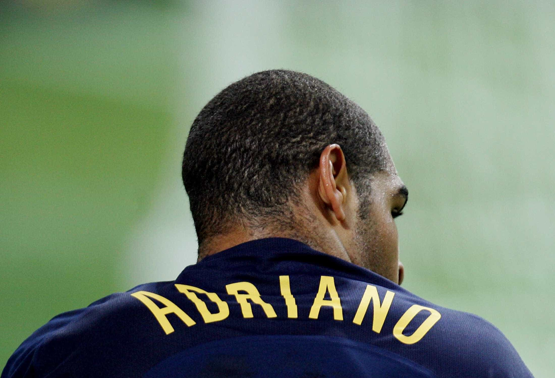 Adriano completa 35 anos nesta sexta;
a carreira do Imperador em fotos