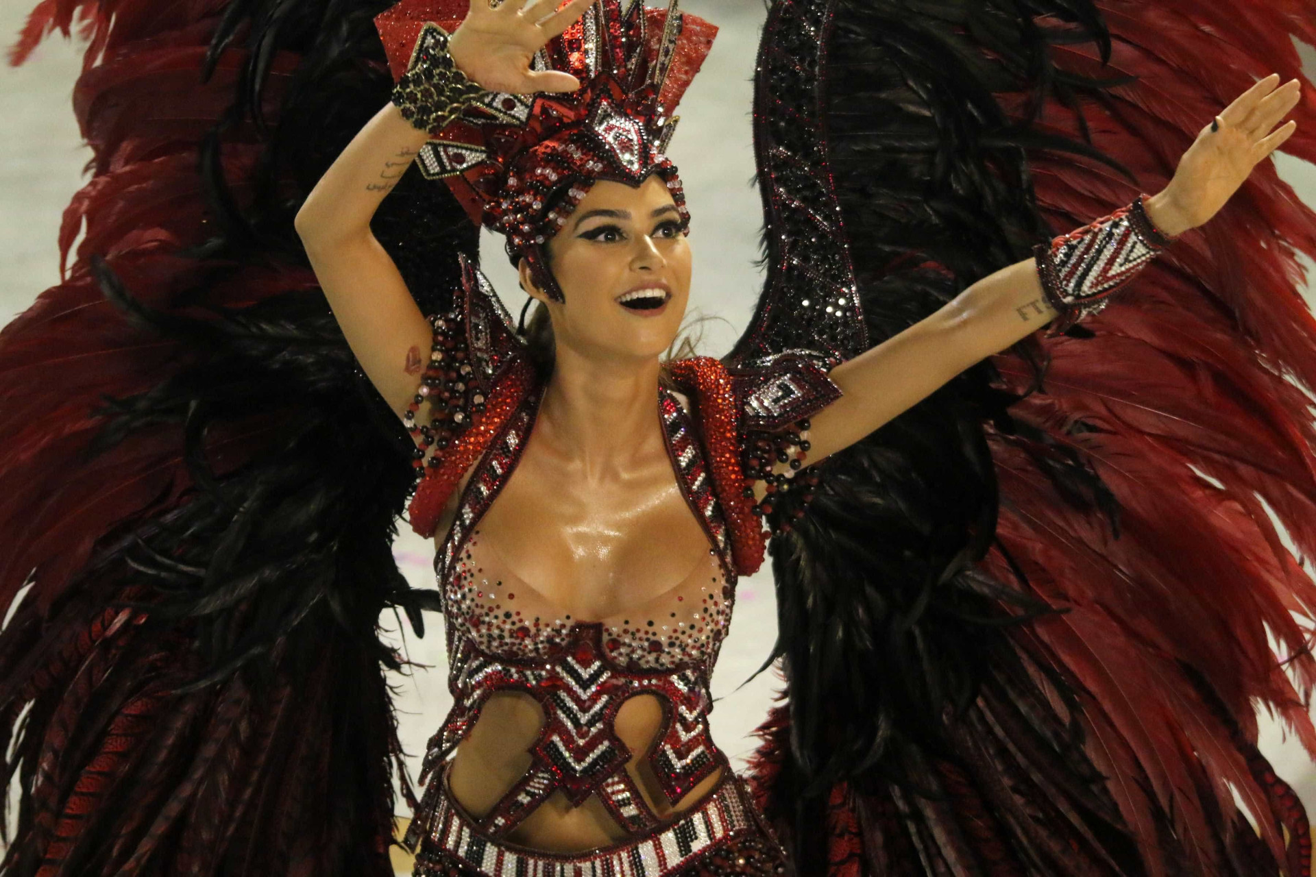 Desfile das campeãs do Rio reúne famosos, confira