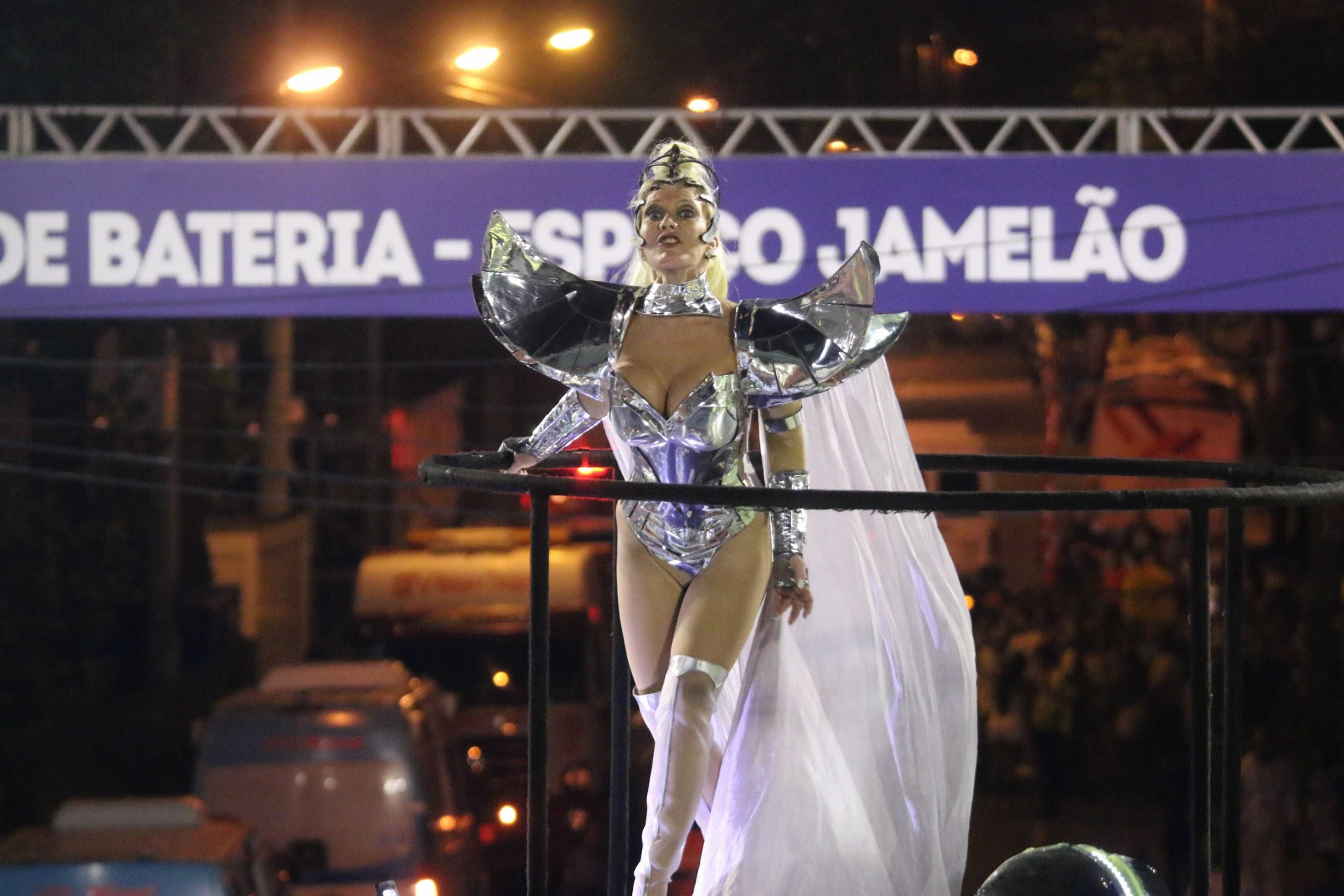Desfile das campeãs do Rio reúne famosos, confira
