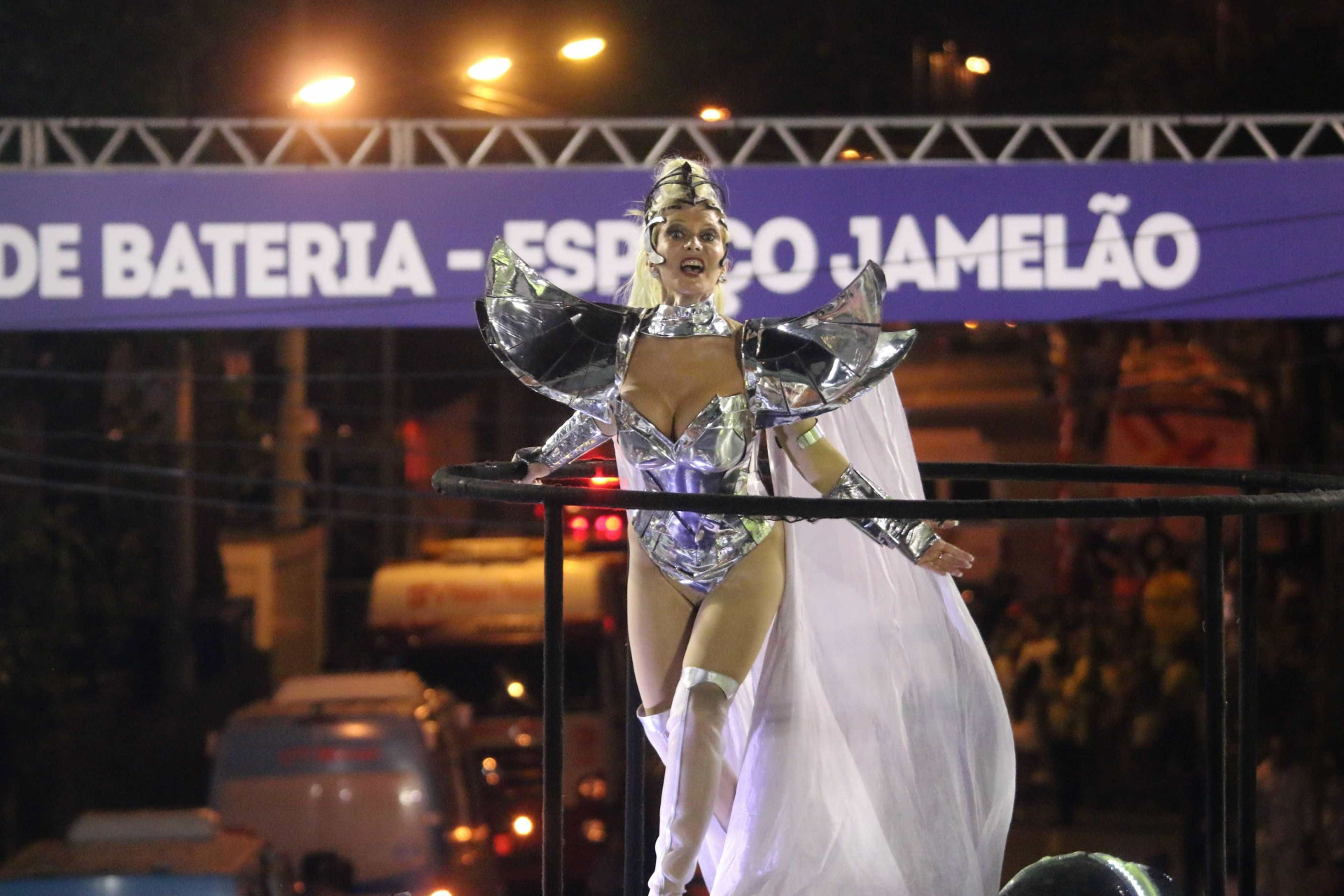 Desfile das campeãs do Rio reúne famosos, confira