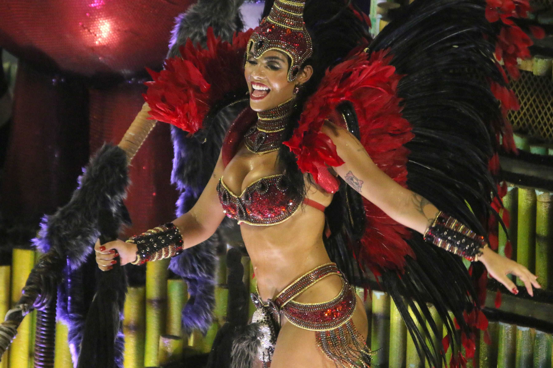 Desfile das campeãs do Rio reúne famosos, confira