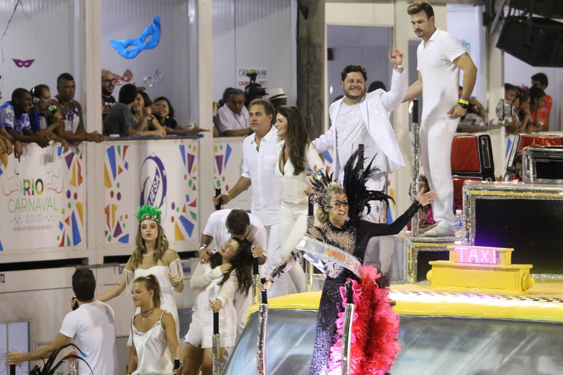 Desfile das campeãs do Rio reúne famosos, confira