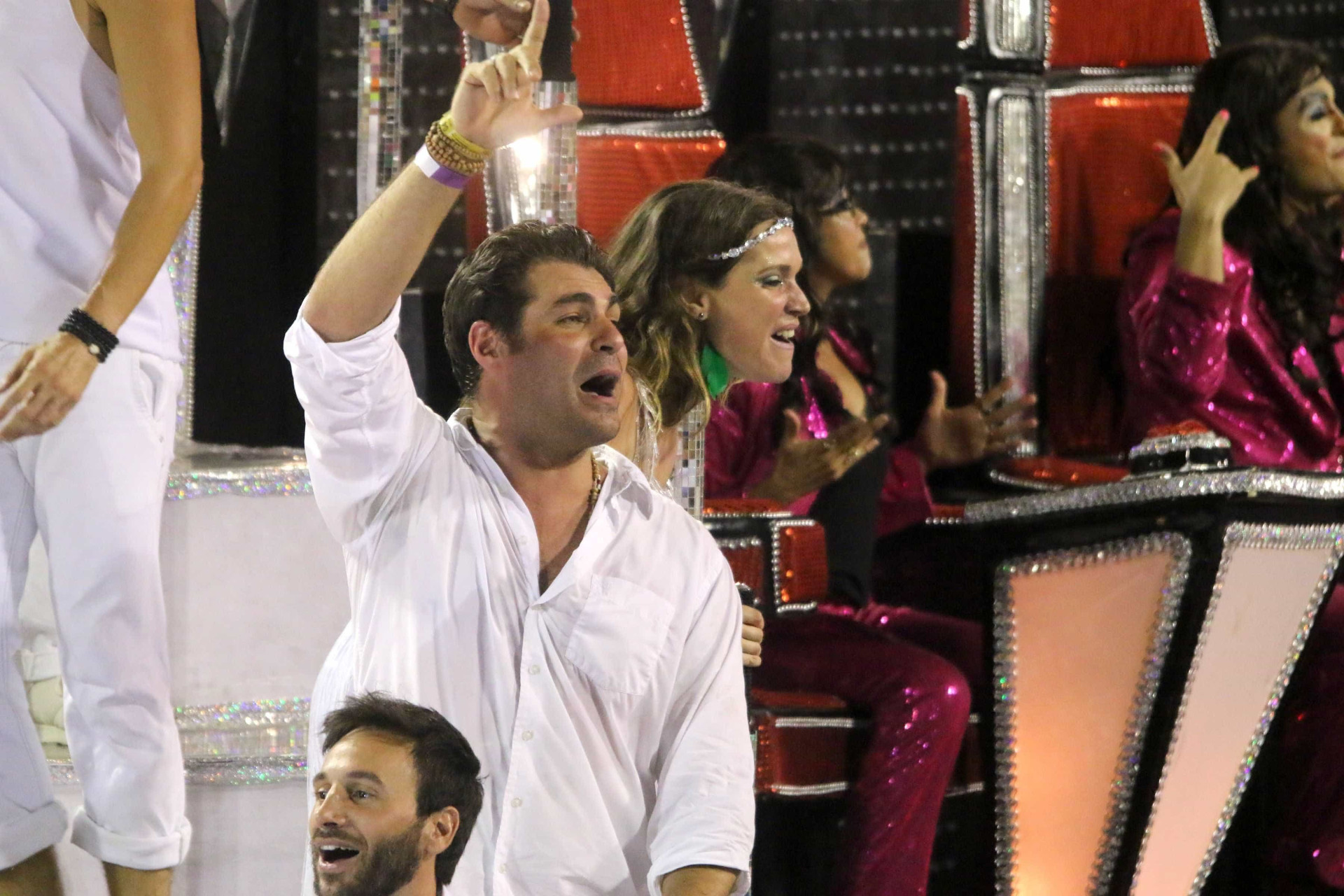 Desfile das campeãs do Rio reúne famosos, confira