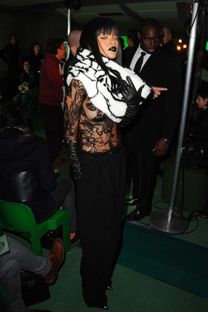 Veja os 'looks' mais questionáveis de Rihanna