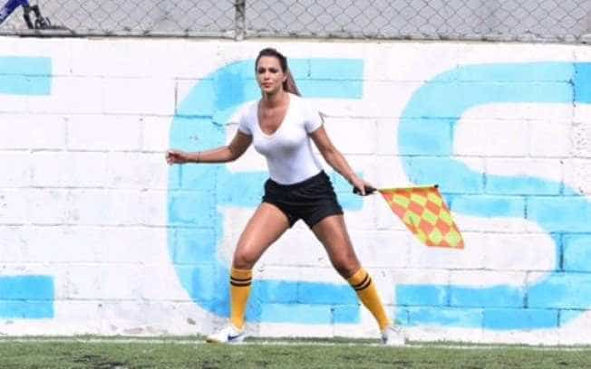 Bandeirinha 'mais sexy do mundo' faz sucesso no futebol paulista