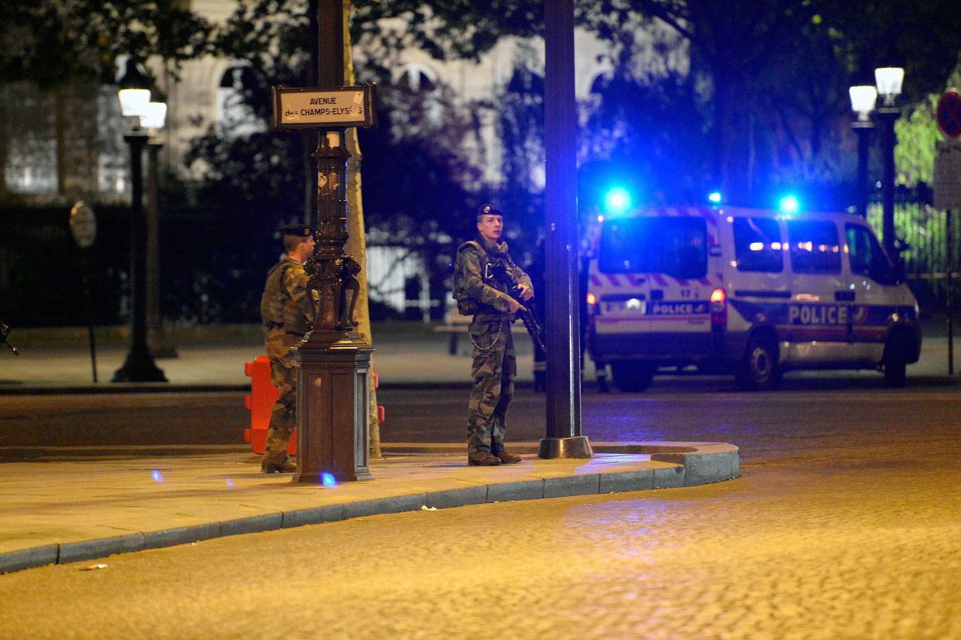 Veja imagens do ataque terrorista que atingiu Paris nesta quinta