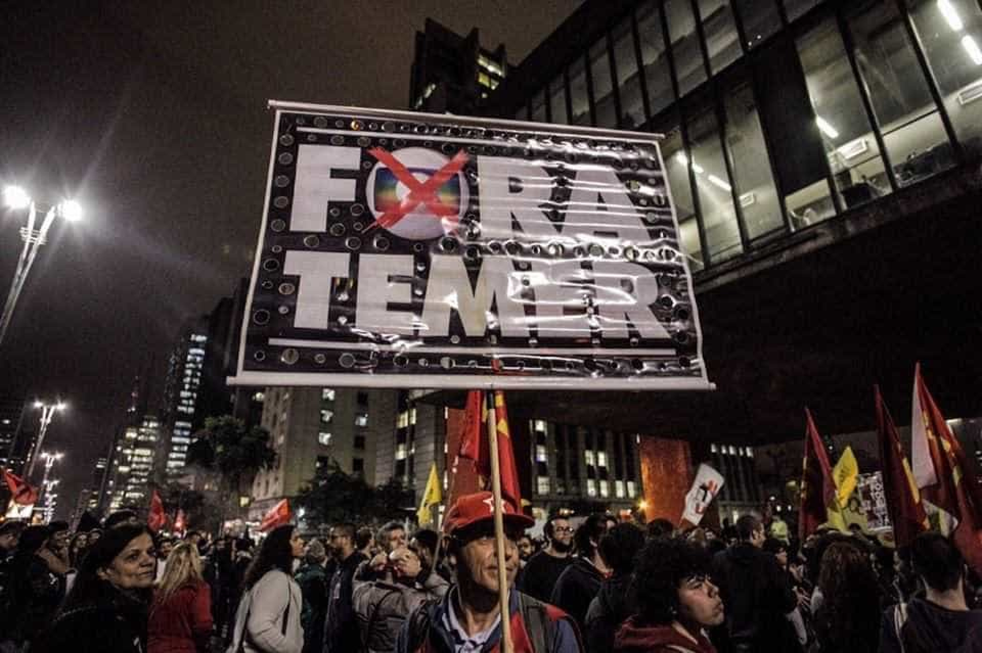 Manifestações em todo Brasil pedem
renúncia de Temer; imagens