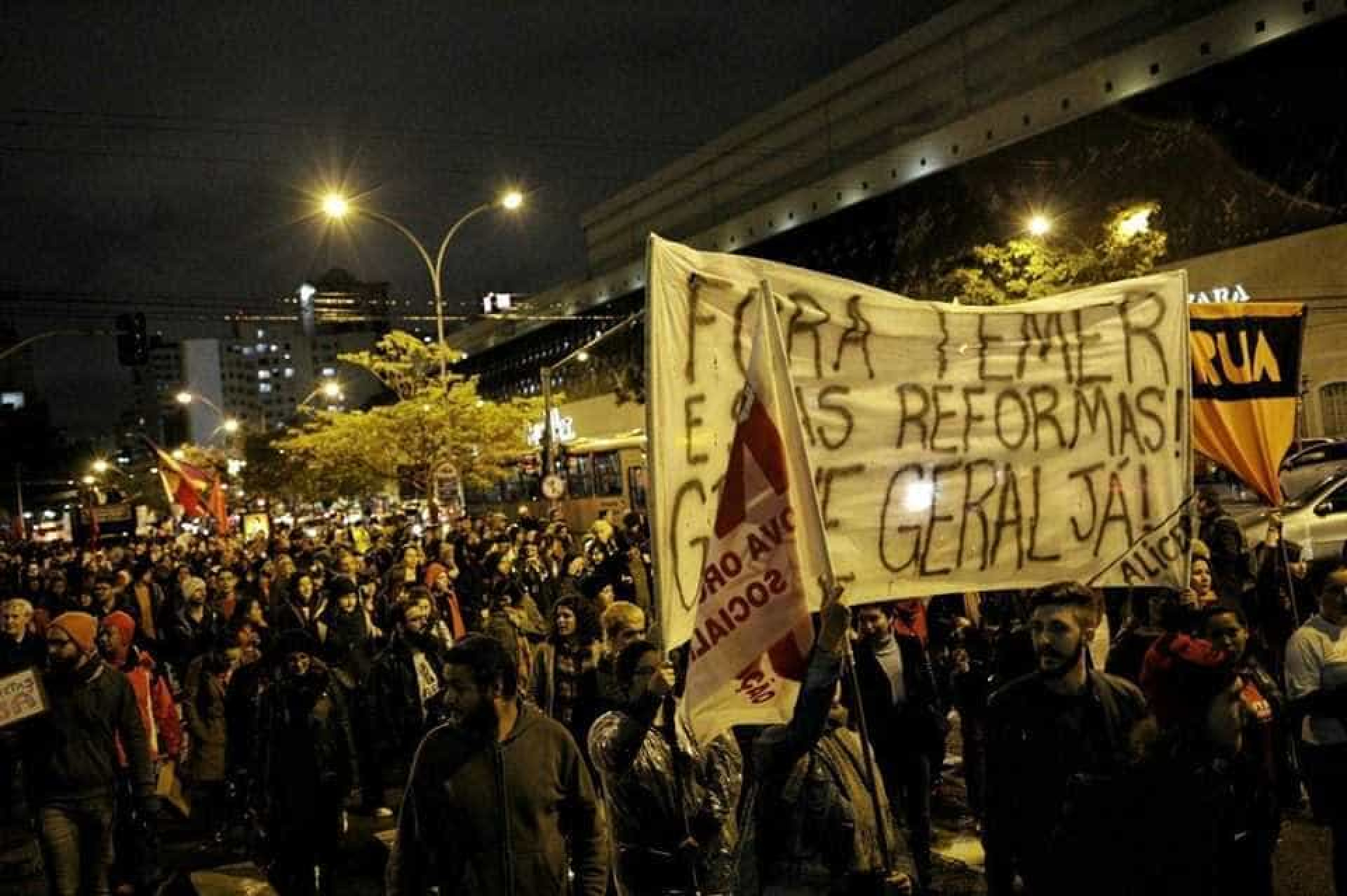 Manifestações em todo Brasil pedem
renúncia de Temer; imagens