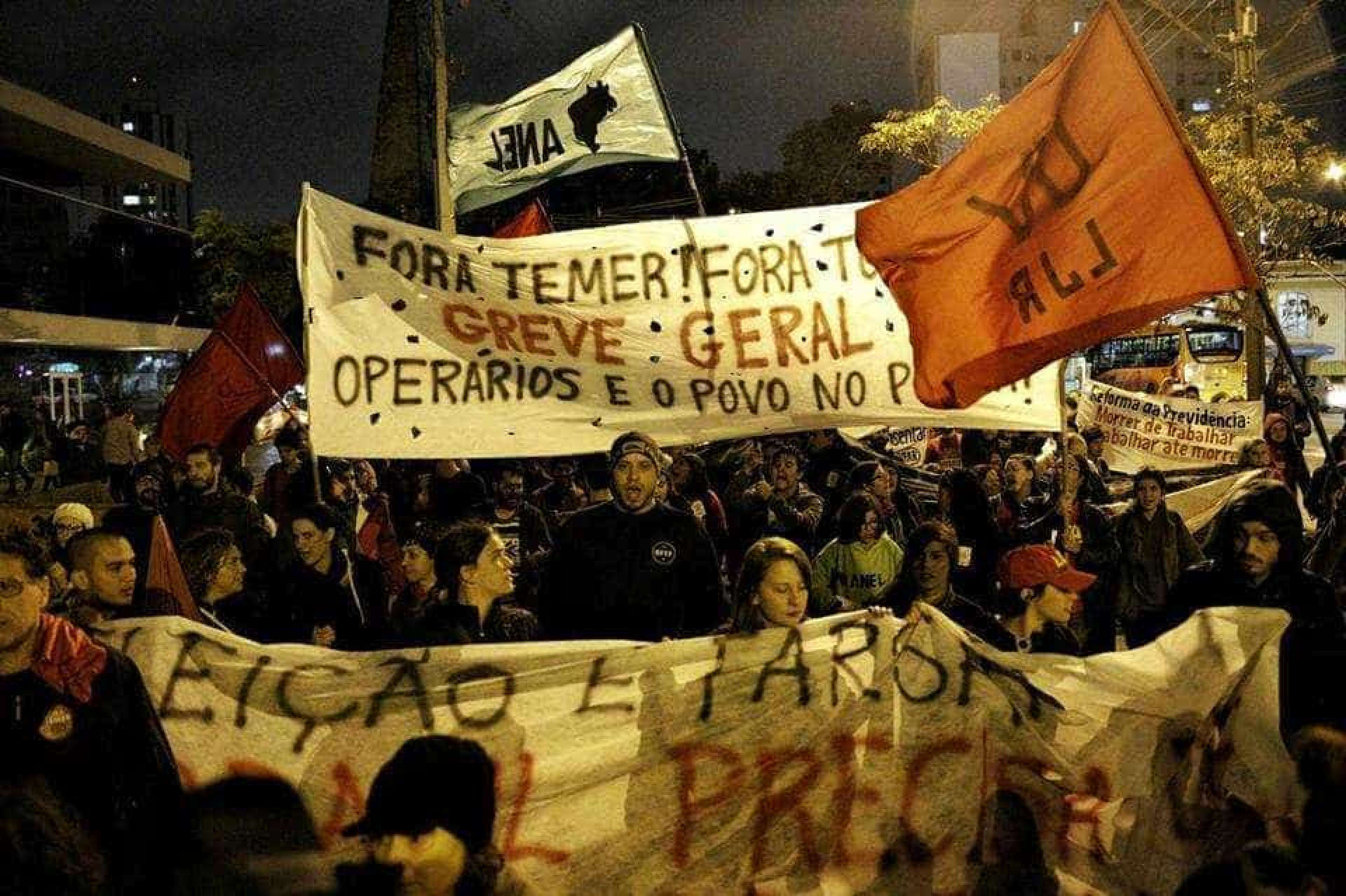 Manifestações em todo Brasil pedem
renúncia de Temer; imagens