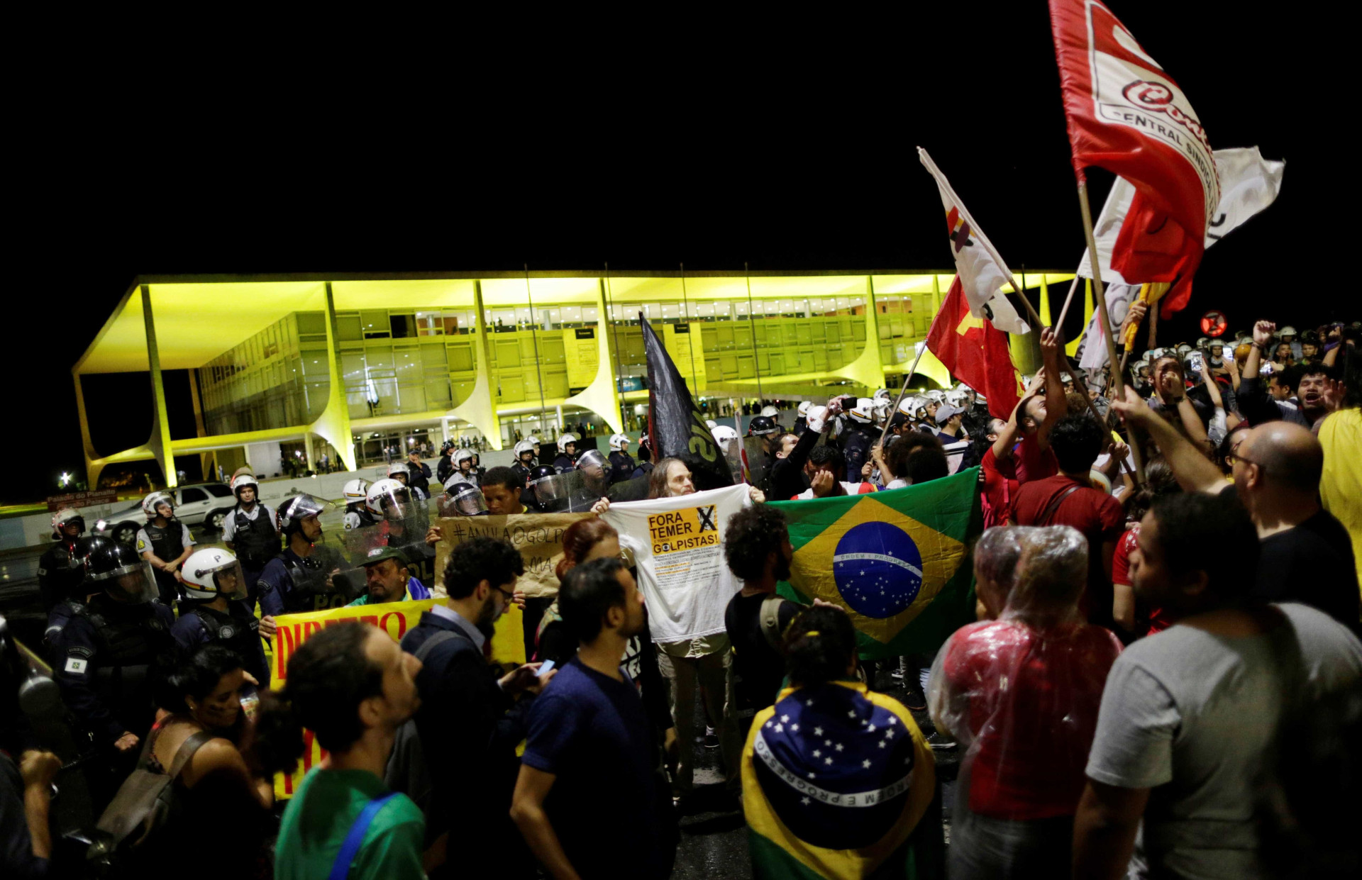 Manifestações em todo Brasil pedem
renúncia de Temer; imagens