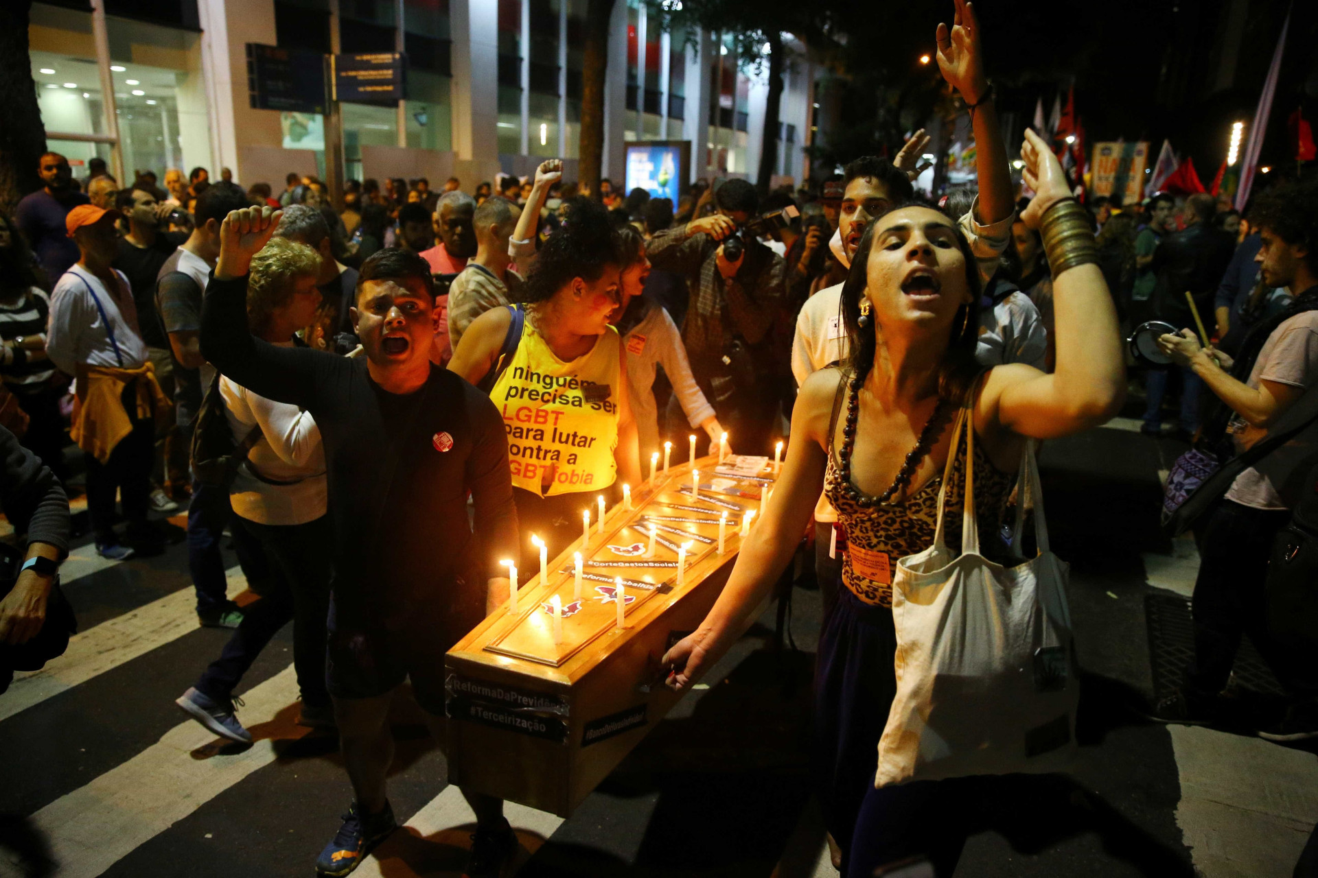 Manifestações em todo Brasil pedem
renúncia de Temer; imagens