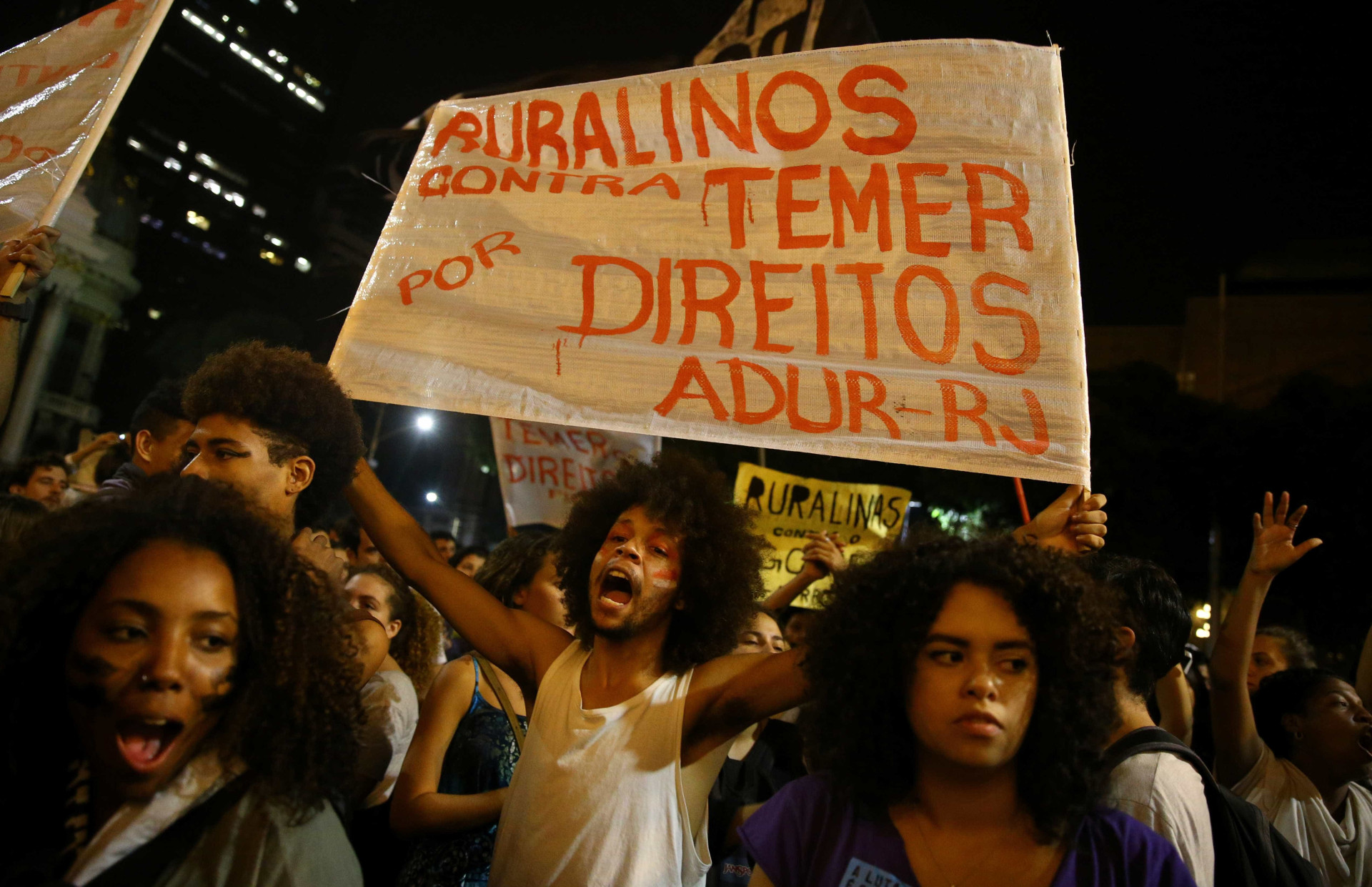 Manifestações em todo Brasil pedem
renúncia de Temer; imagens