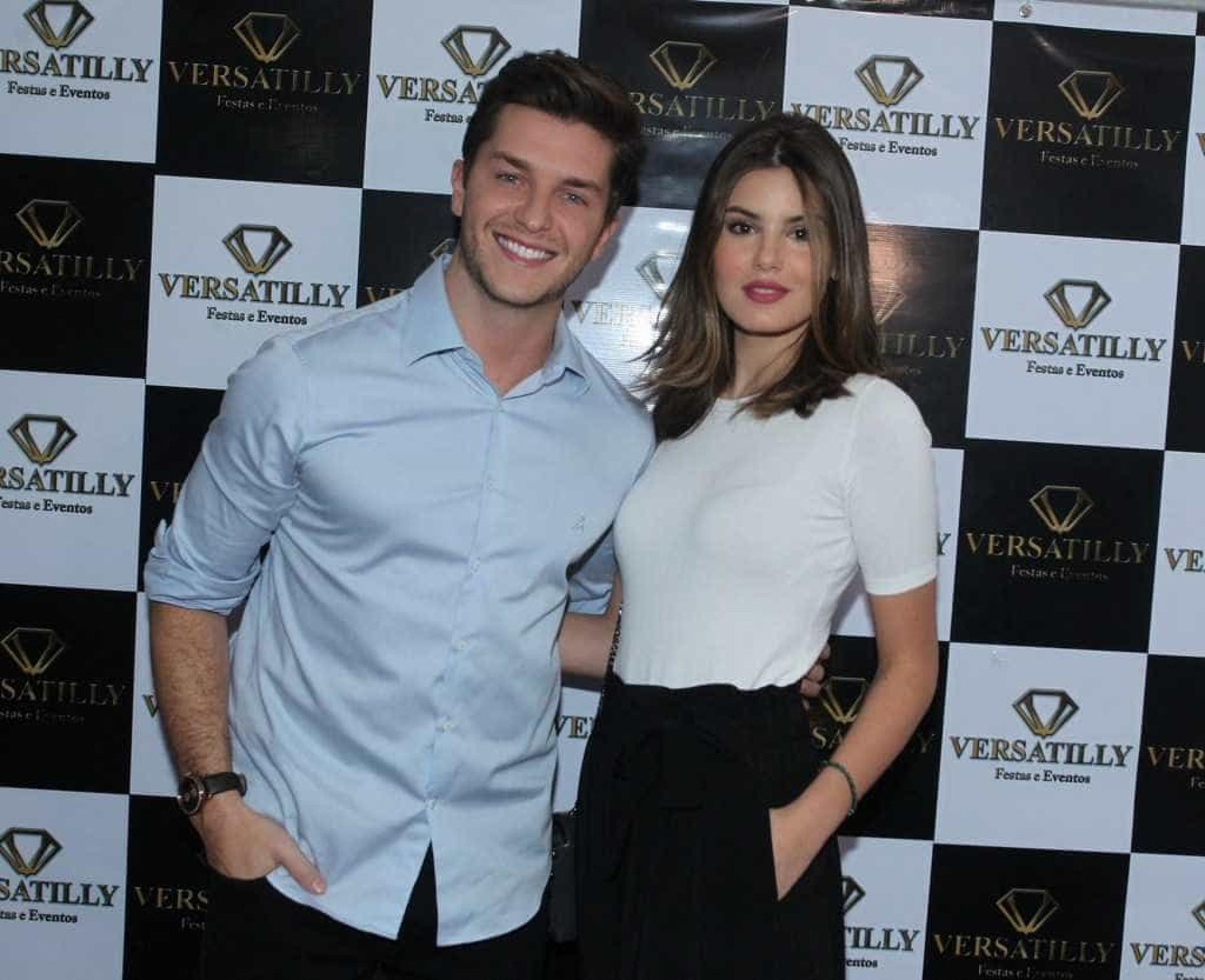 Camila Queiroz e Klebber celebram 1 ano de namoro; veja fotos