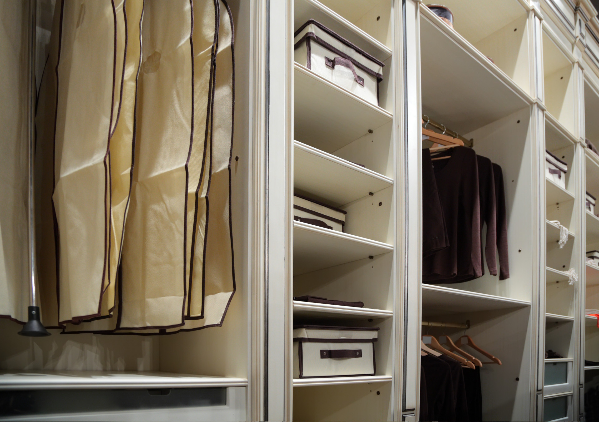 Dicas simples para organizar o seu guarda-roupa de forma funcional