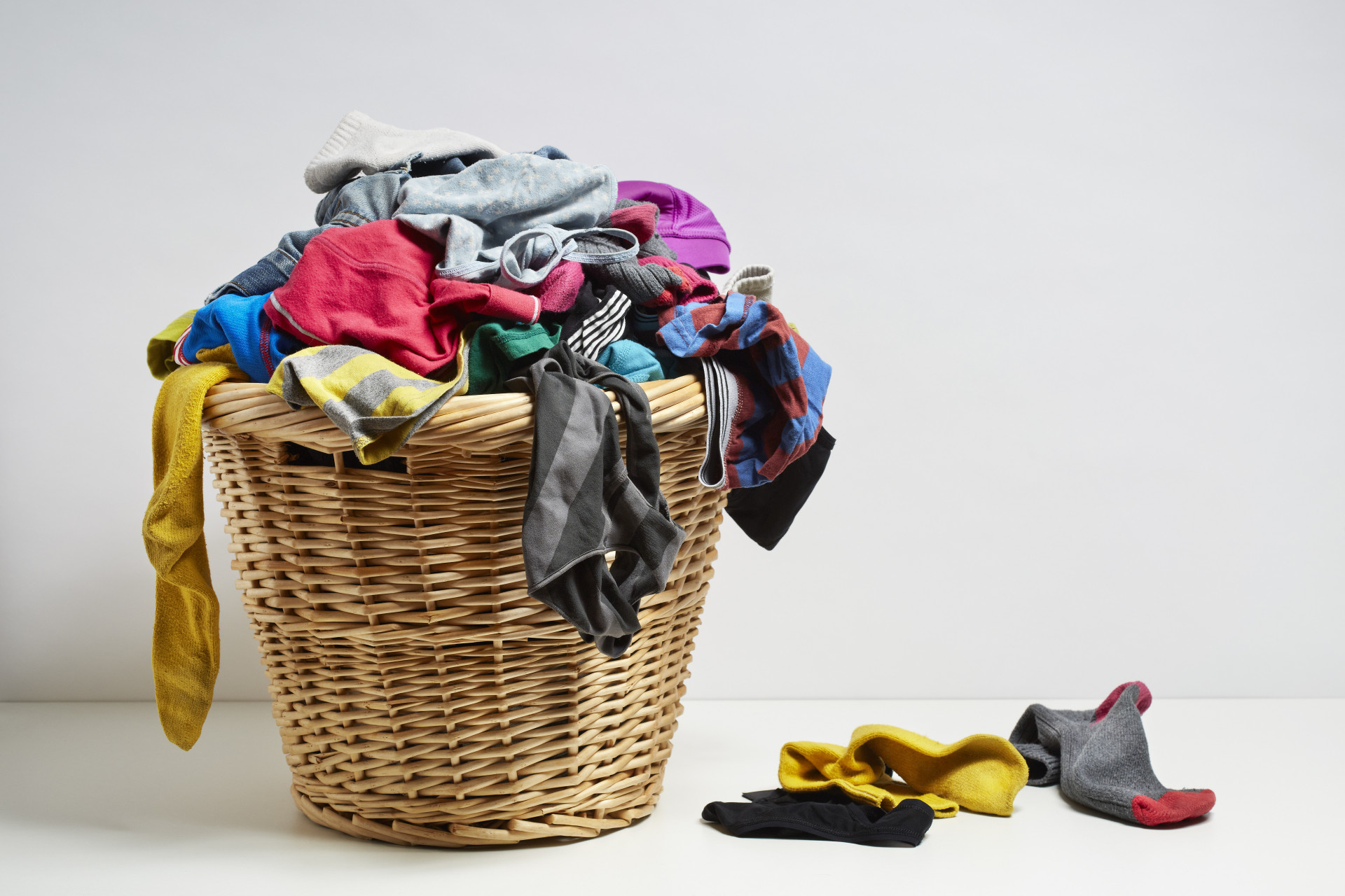 Dicas simples para organizar o seu guarda-roupa de forma funcional