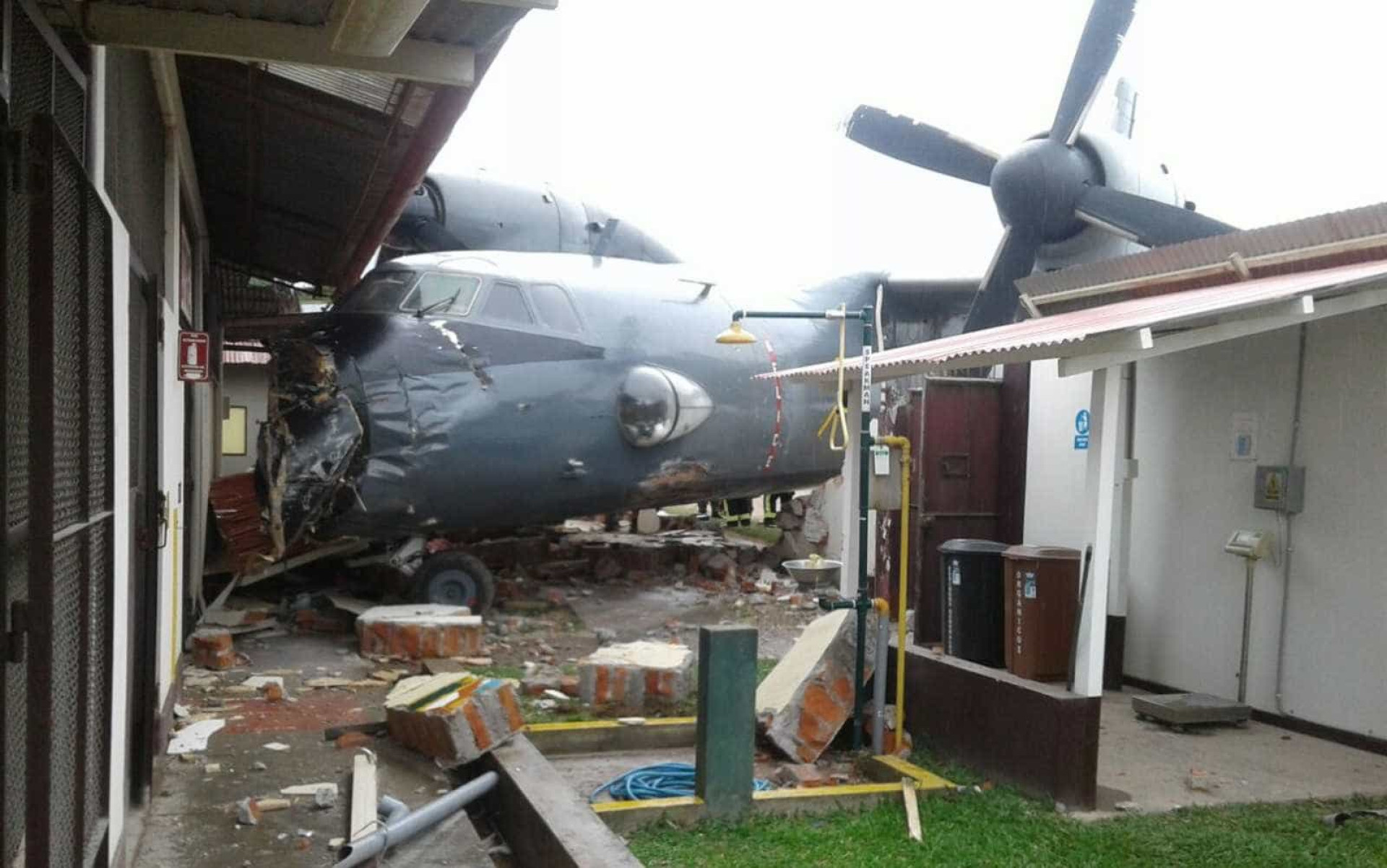 Avião das Forças Armadas colide com base policial no Peru