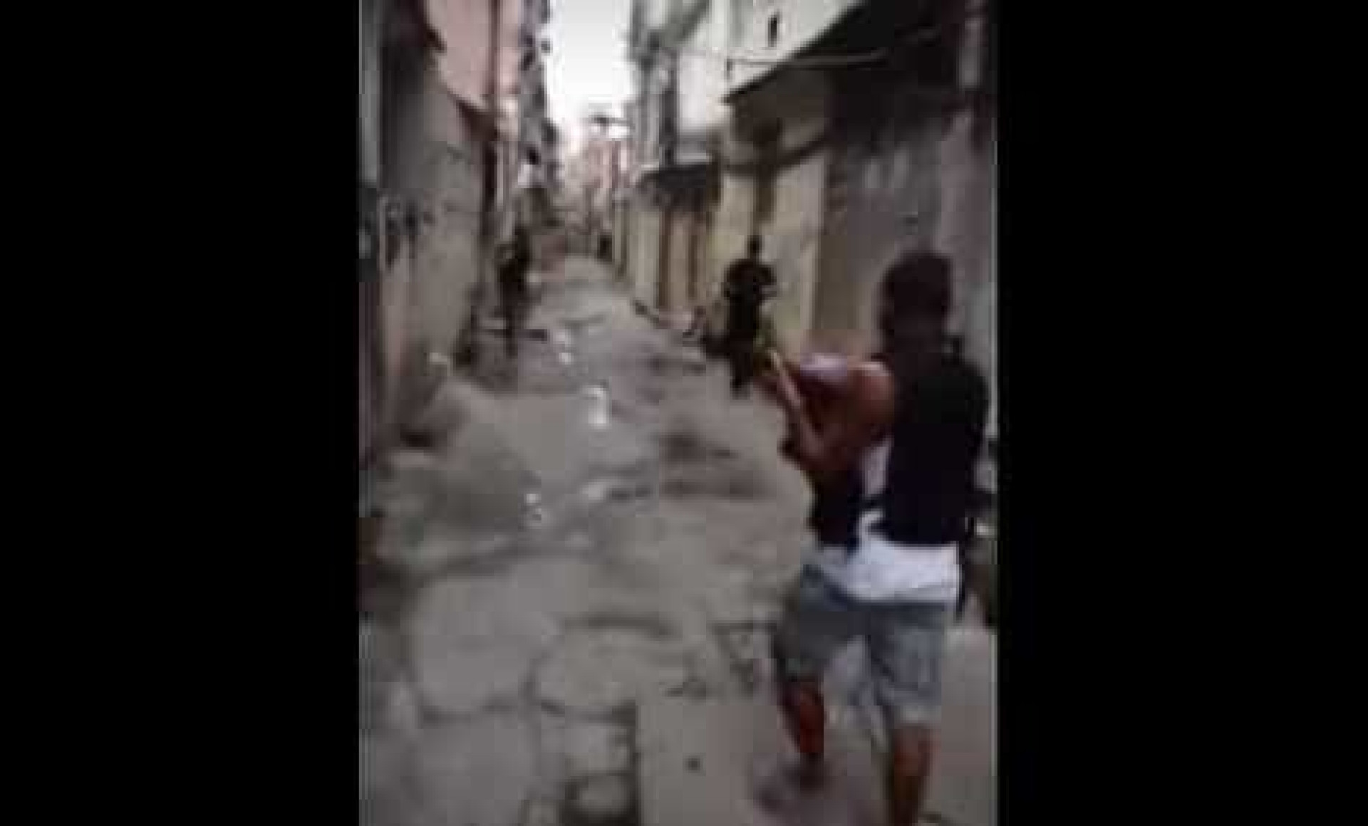 Criminosos filmam invasão a favela no Rio: 'Acabou o esculacho'; vídeo