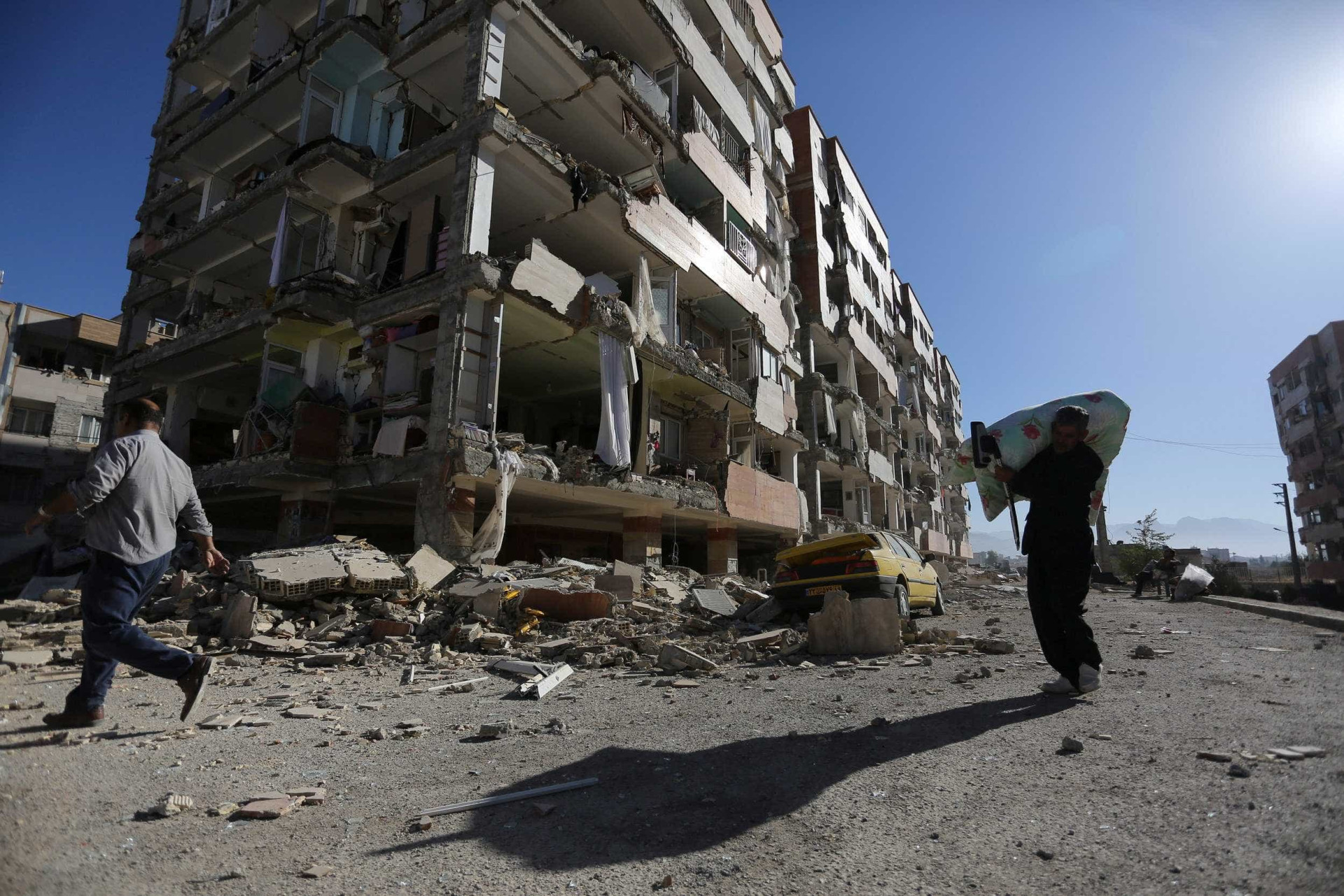 Veja as imagens do terremoto no Irã que já deixa mais de 341 mortos