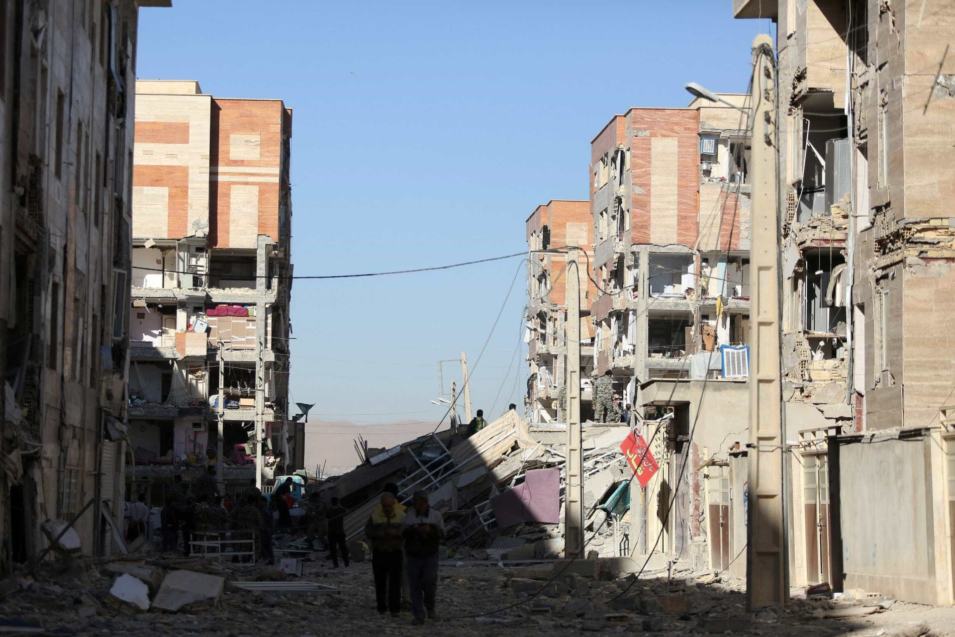 Veja as imagens do terremoto no Irã que já deixa mais de 341 mortos