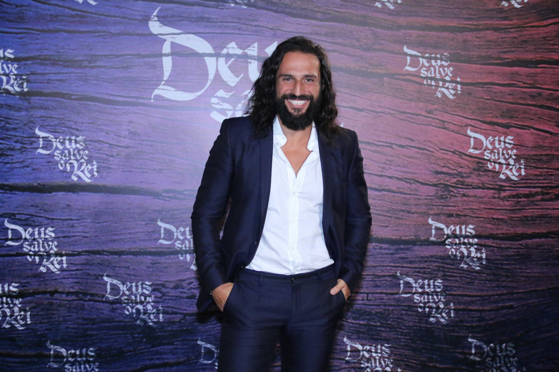 Pré-estreia de 'Deus Salve o Rei' reúne elenco de peso no Projac