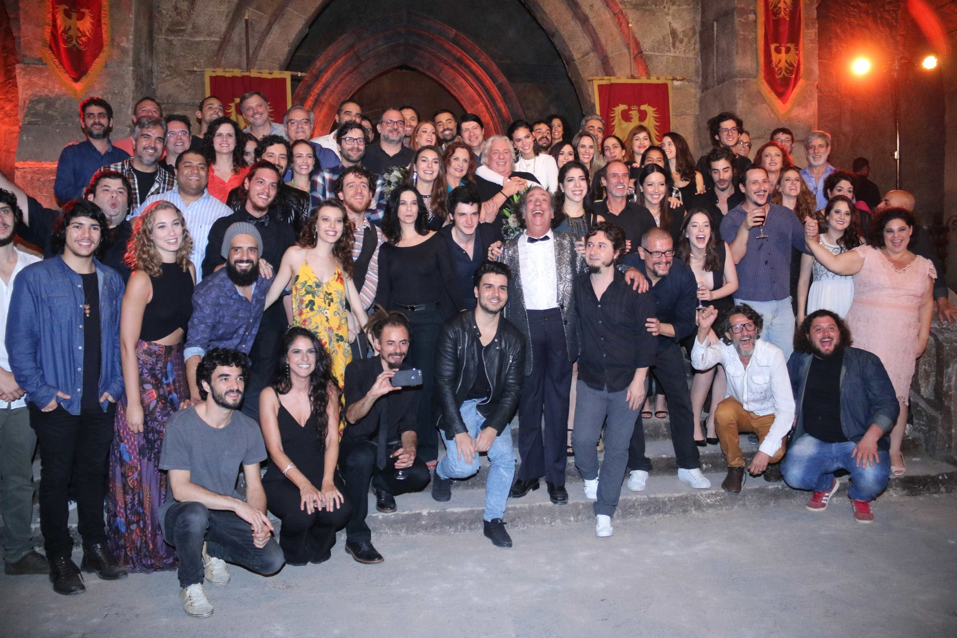 Pré-estreia de 'Deus Salve o Rei' reúne elenco de peso no Projac