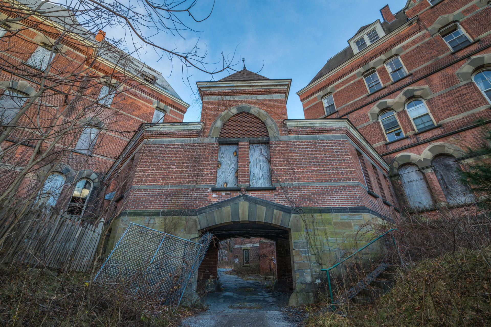 Hudson River State: a clínica psiquiatra abandonada no meio de New York