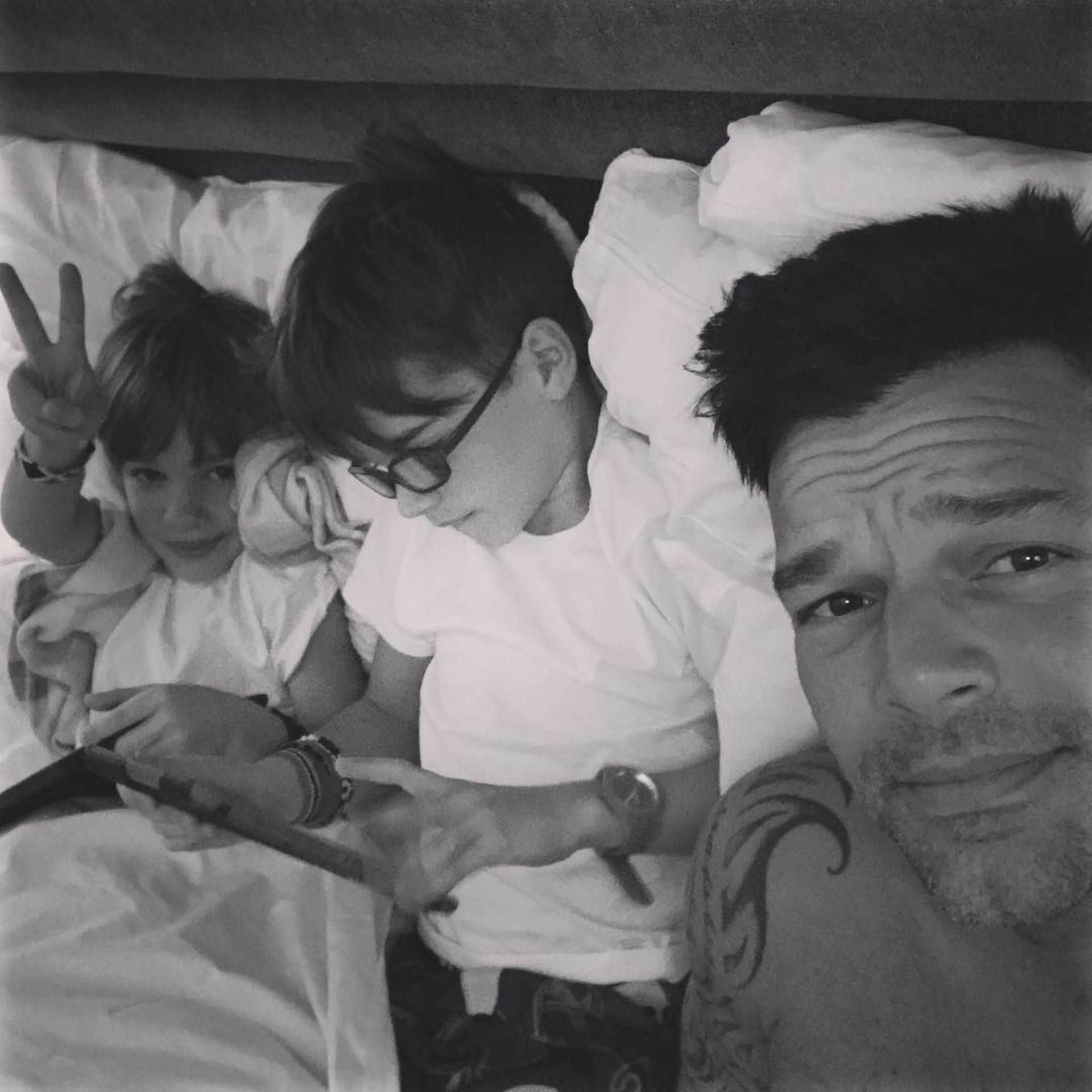 Após anunciar casamento, Ricky Martin mostra sua casa e família