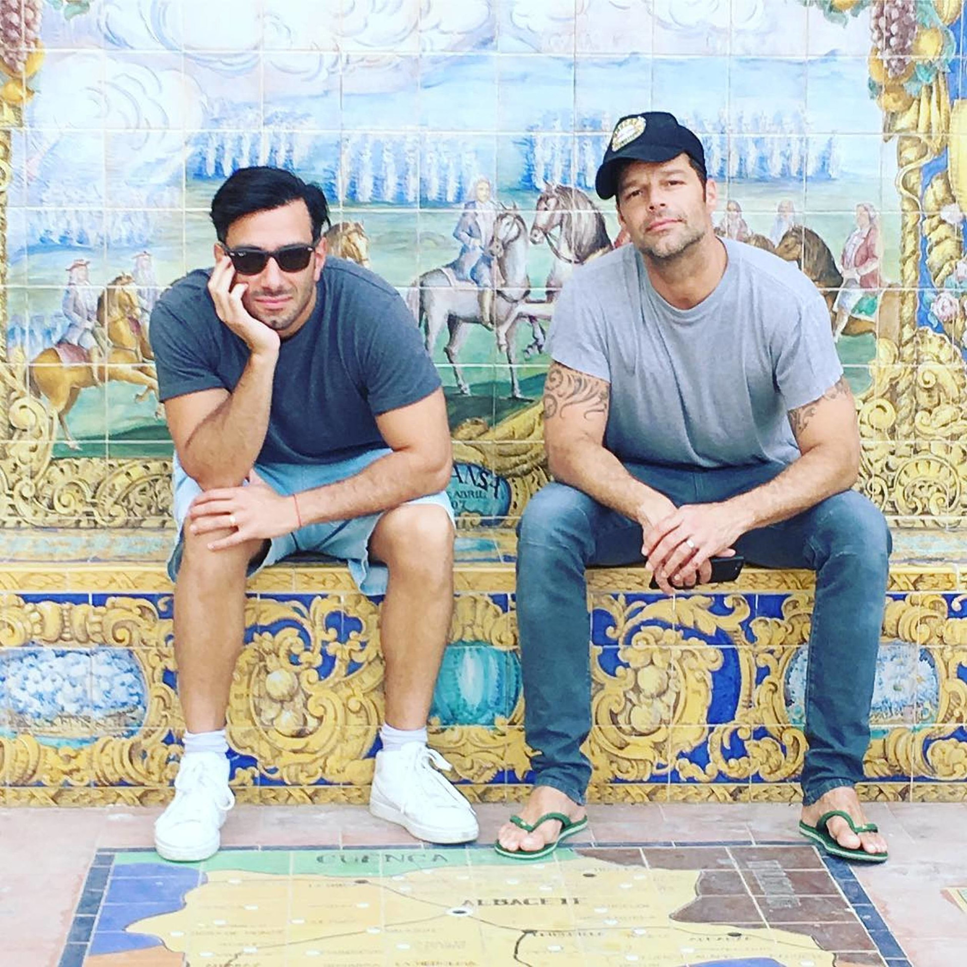 Após anunciar casamento, Ricky Martin mostra sua casa e família